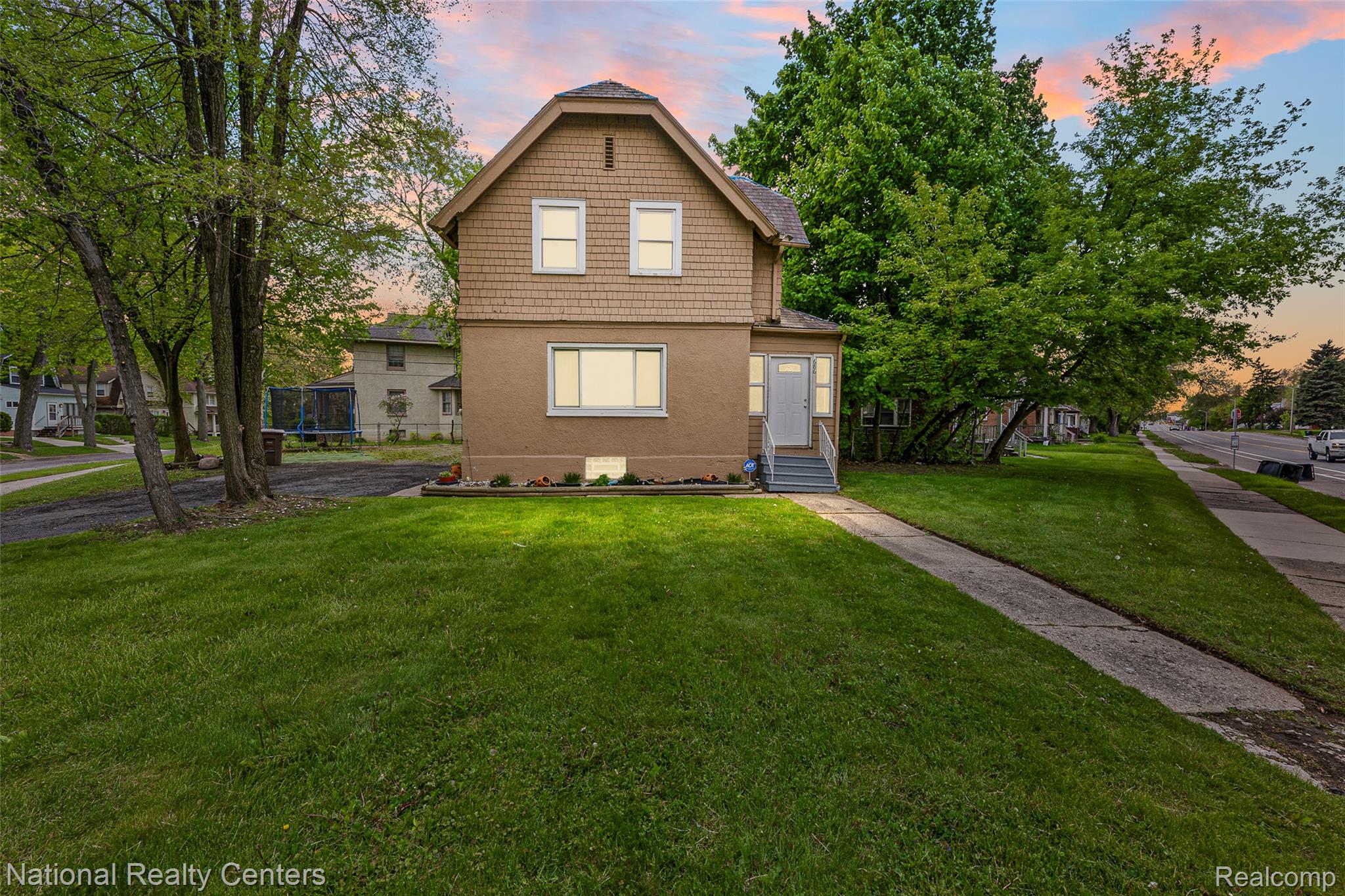 686, Perry, Pontiac, Michigan, 48342