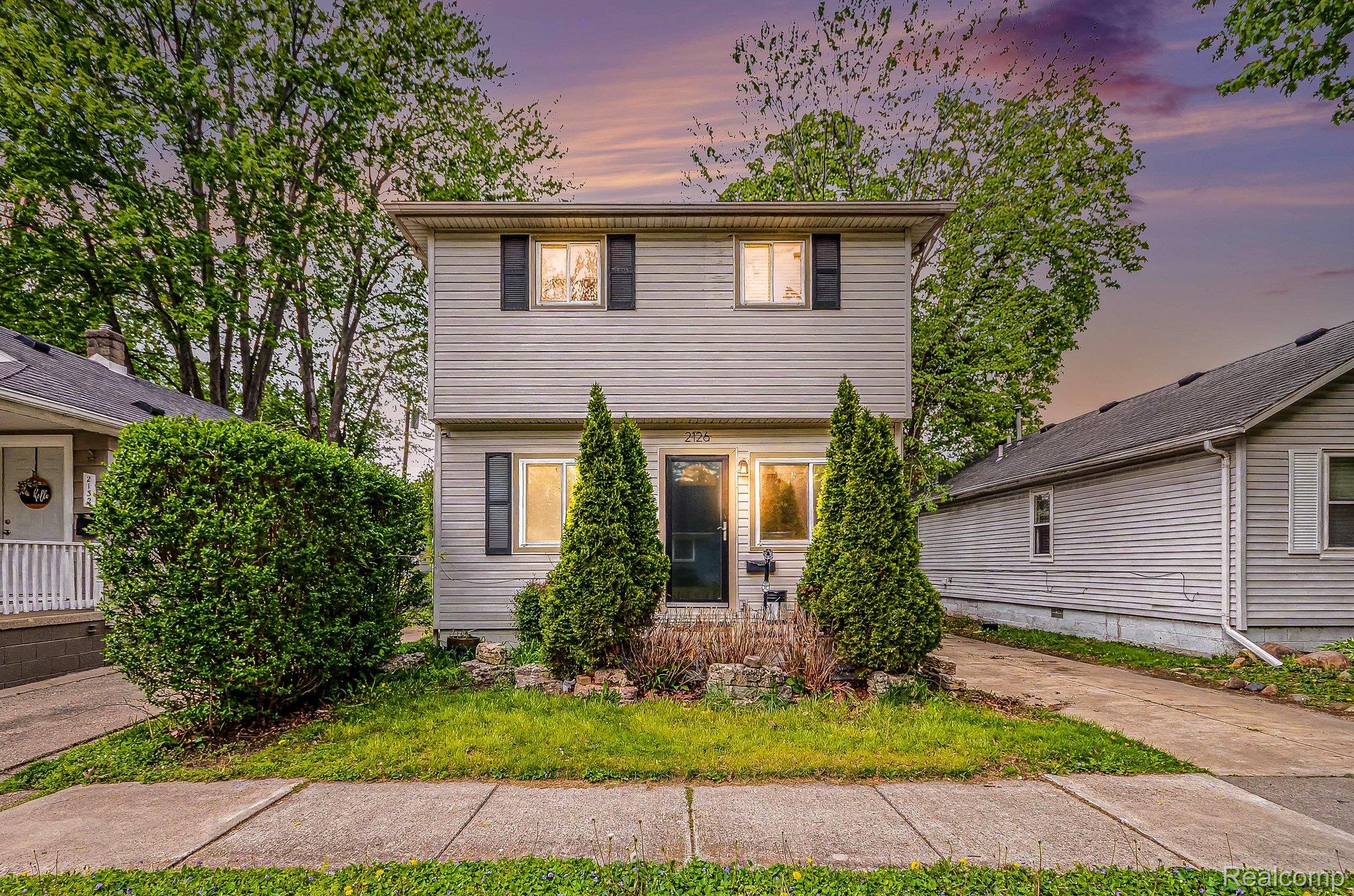 2126, Roslyn, Grosse Pointe Woods, Michigan, 48236