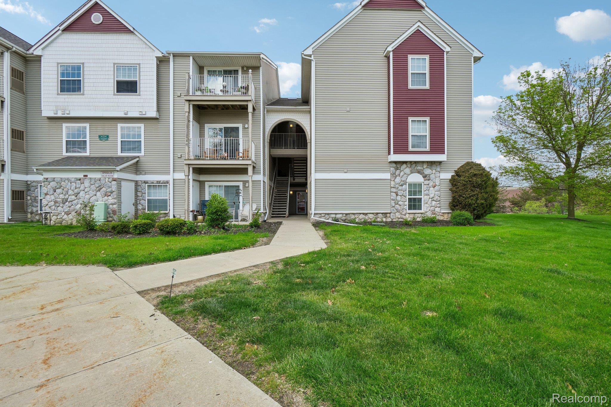 15240, Silver, #APT 306, Fenton, Michigan, 48430