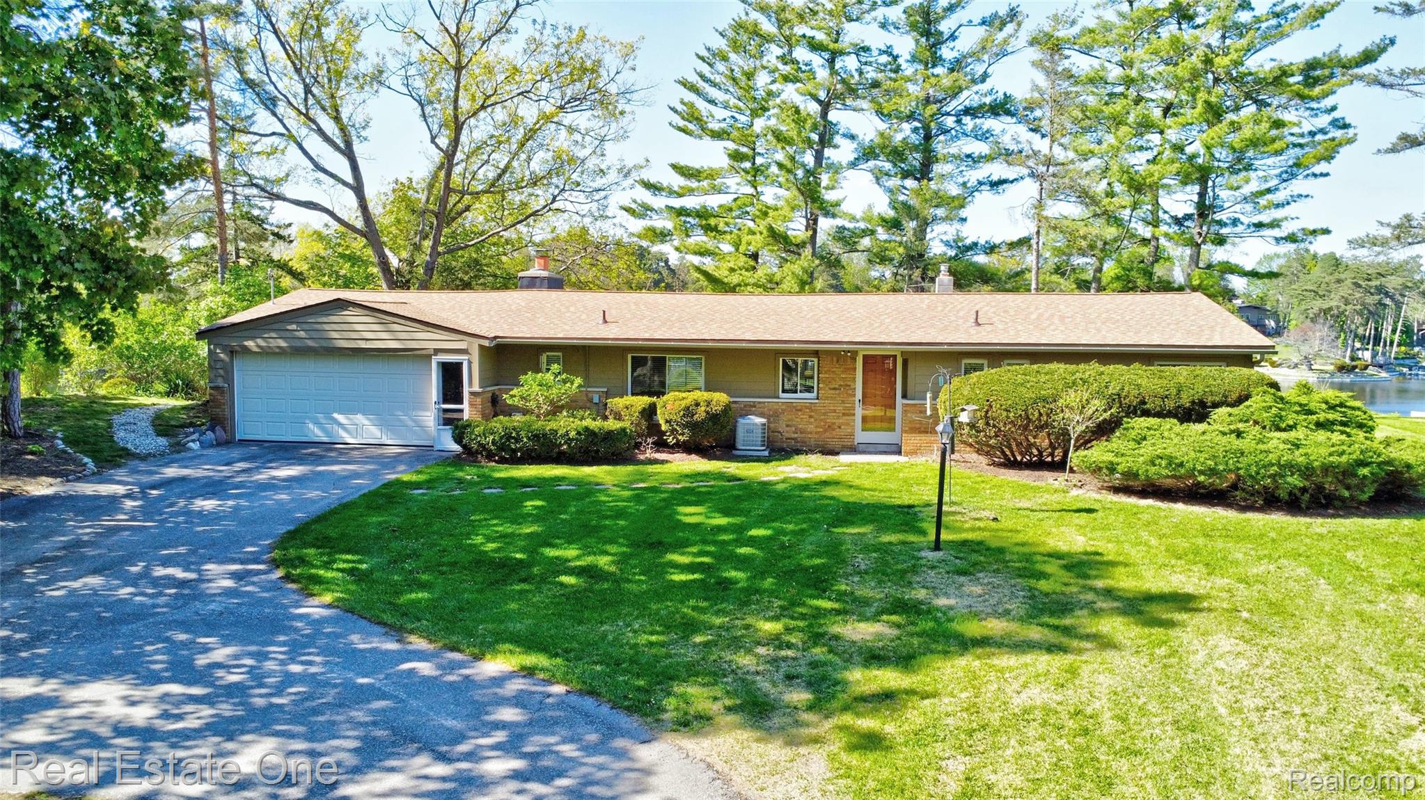 1140, Seneca, Lake Orion, Michigan, 48362