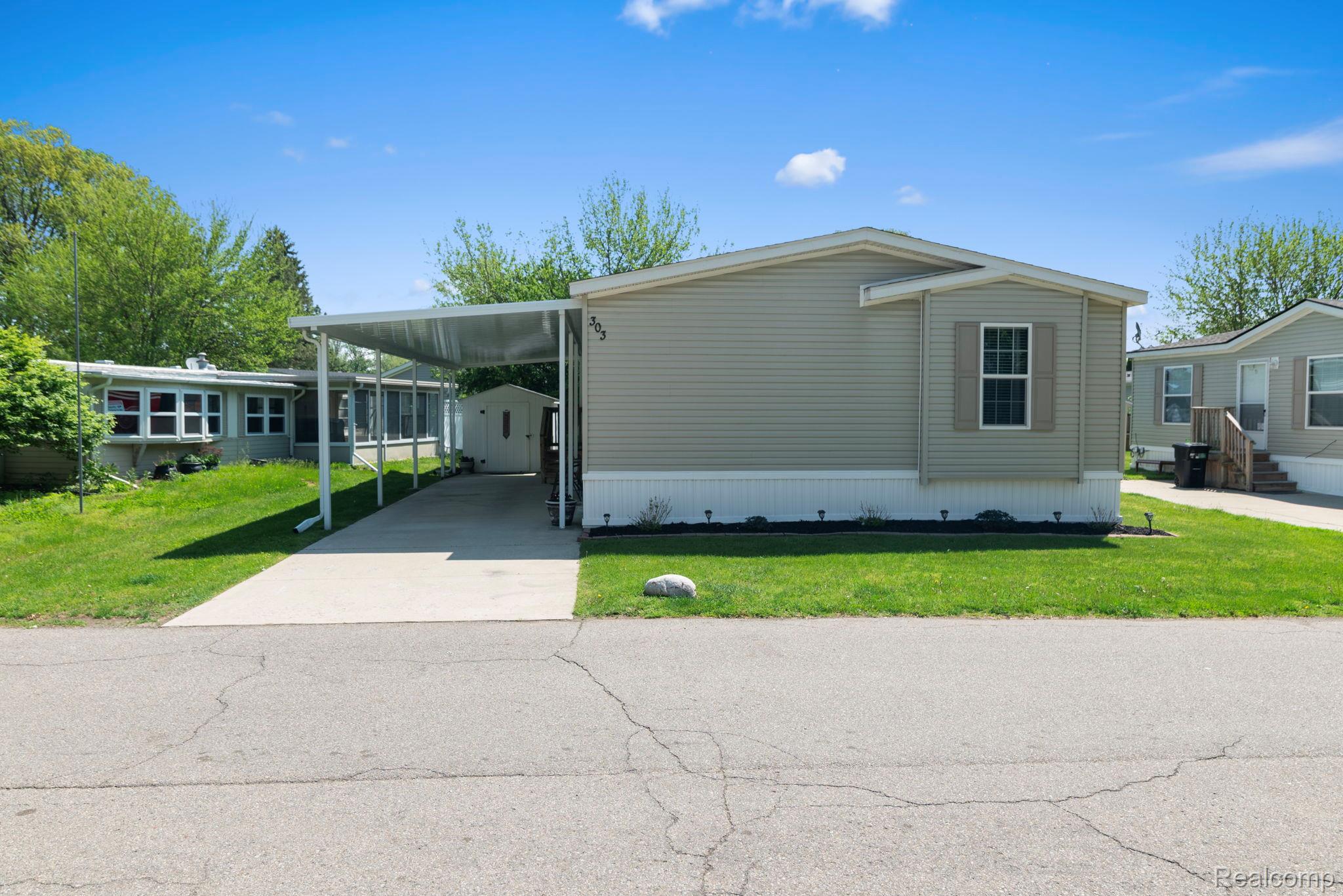 303, Toucan, Rochester Hills, Michigan, 48309