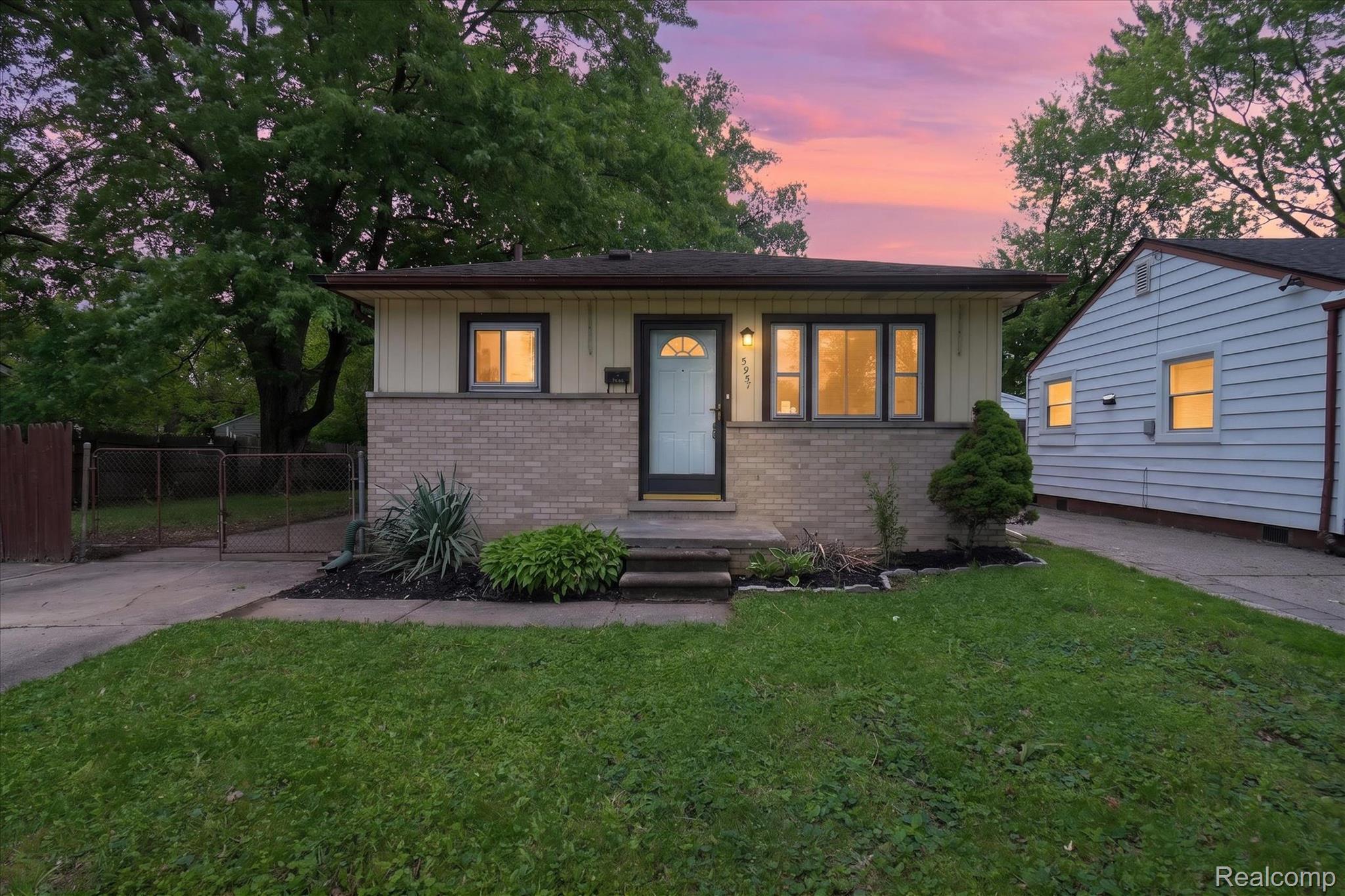 5957, John Daly, Taylor, Michigan, 48180