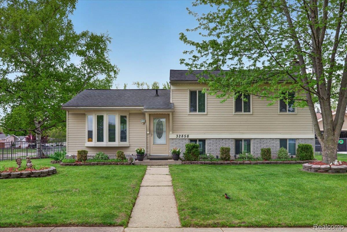 32858, Coach, Chesterfield, Michigan, 48047