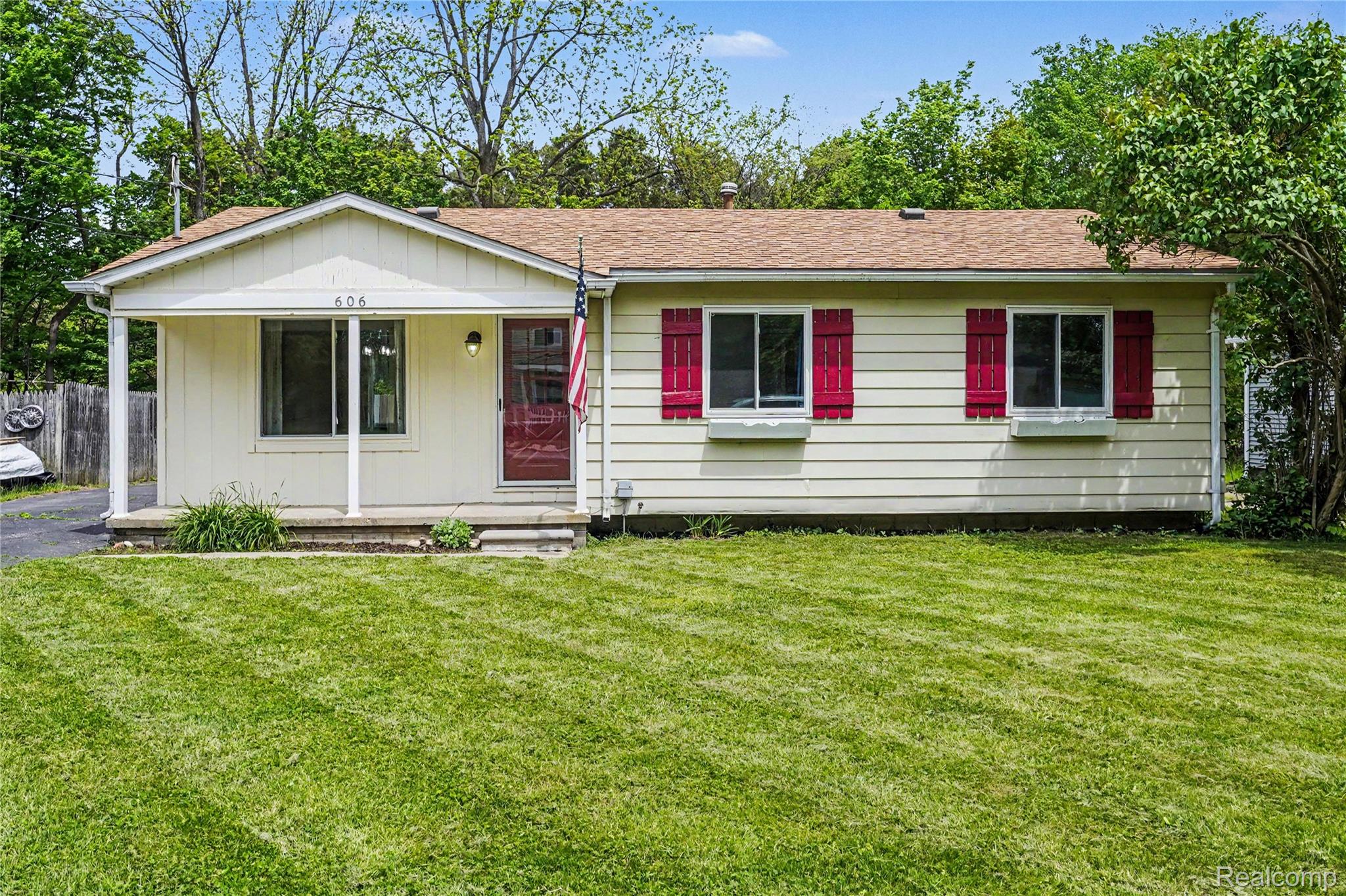 606, Hickory, Fenton, Michigan, 48430