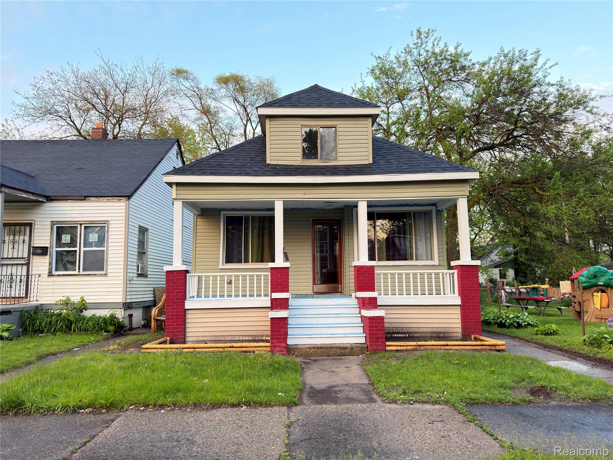 17196, Shields, Hamtramck, Michigan, 48212