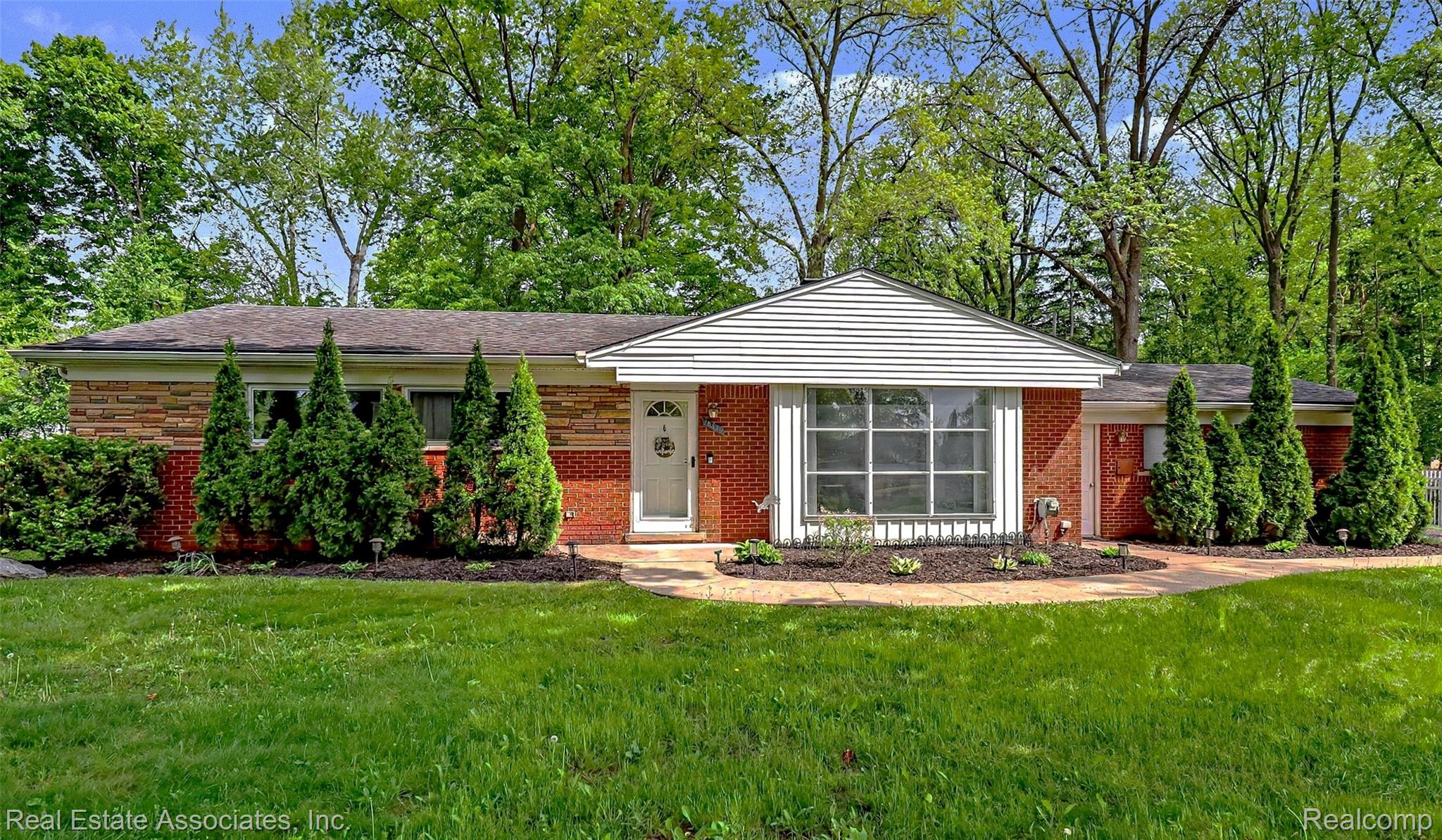 28442, Thorny Brae, Farmington Hills, Michigan, 48331