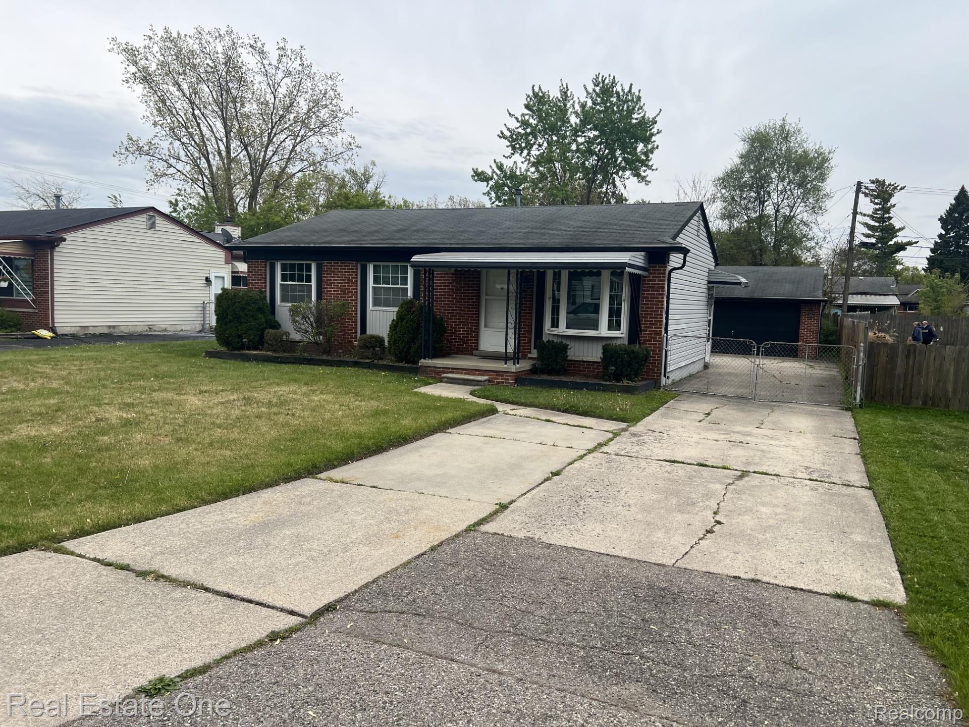 1092, Arthur, Troy, Michigan, 48083