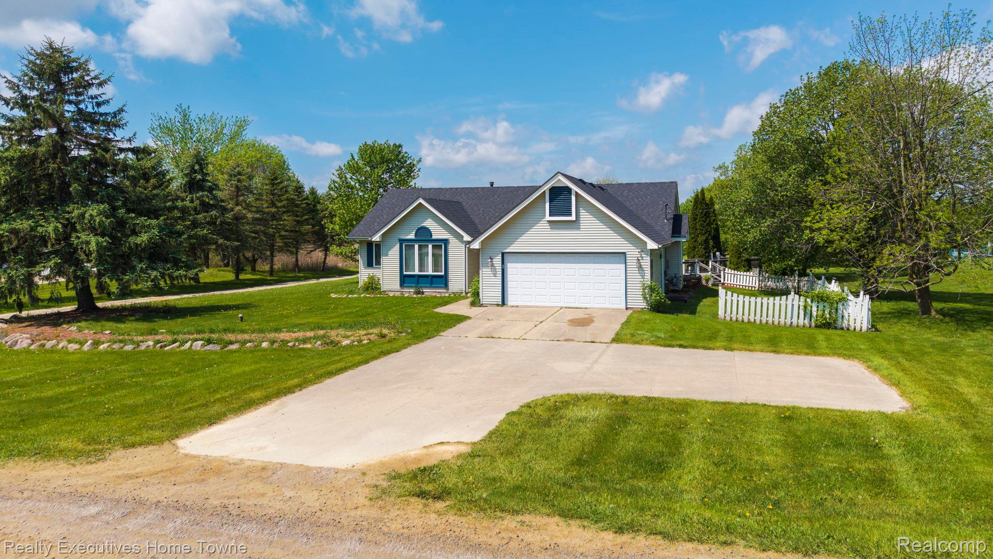 1041, Mackie, Almont, Michigan, 48003