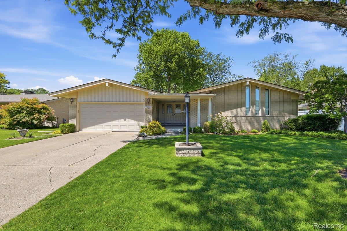 37807, Sarafina, Sterling Heights, Michigan, 48312