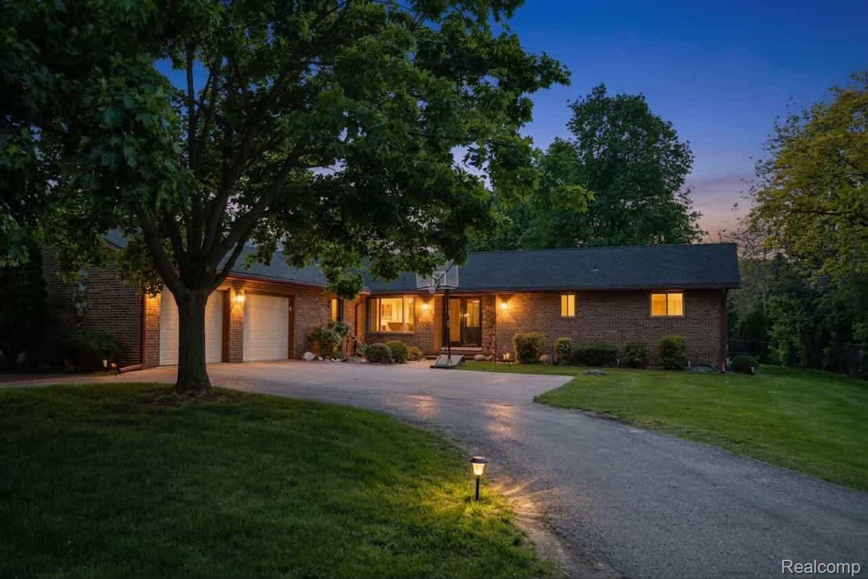 37735, Santa Anna, Clinton Township, Michigan, 48036