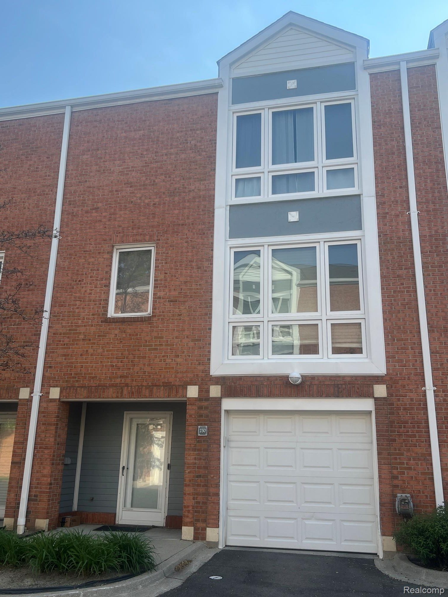 230, Main Sail, #32, Detroit, Michigan, 48207