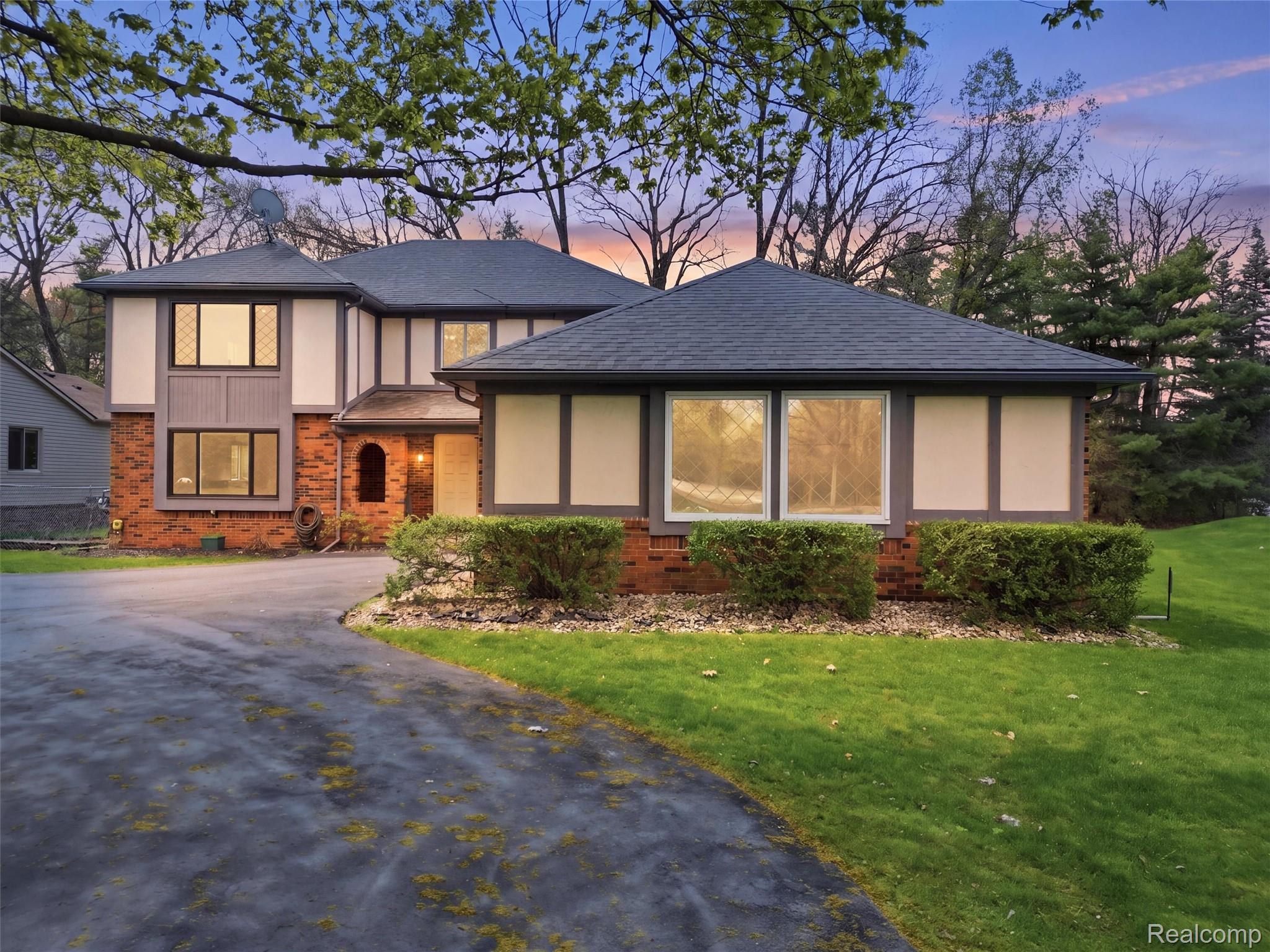 5800, Naneva, West Bloomfield, Michigan, 48322