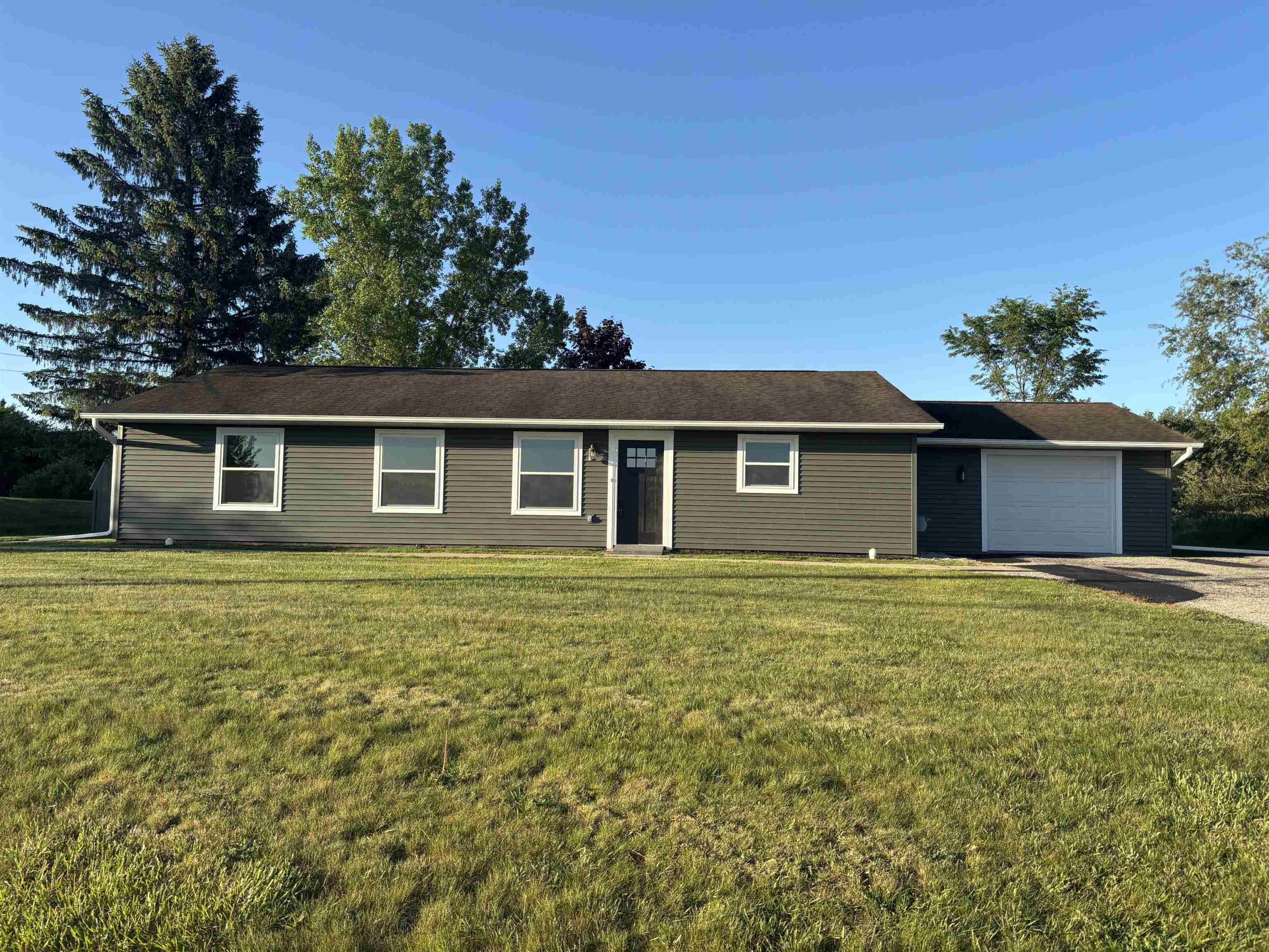 3092 E Deerfield