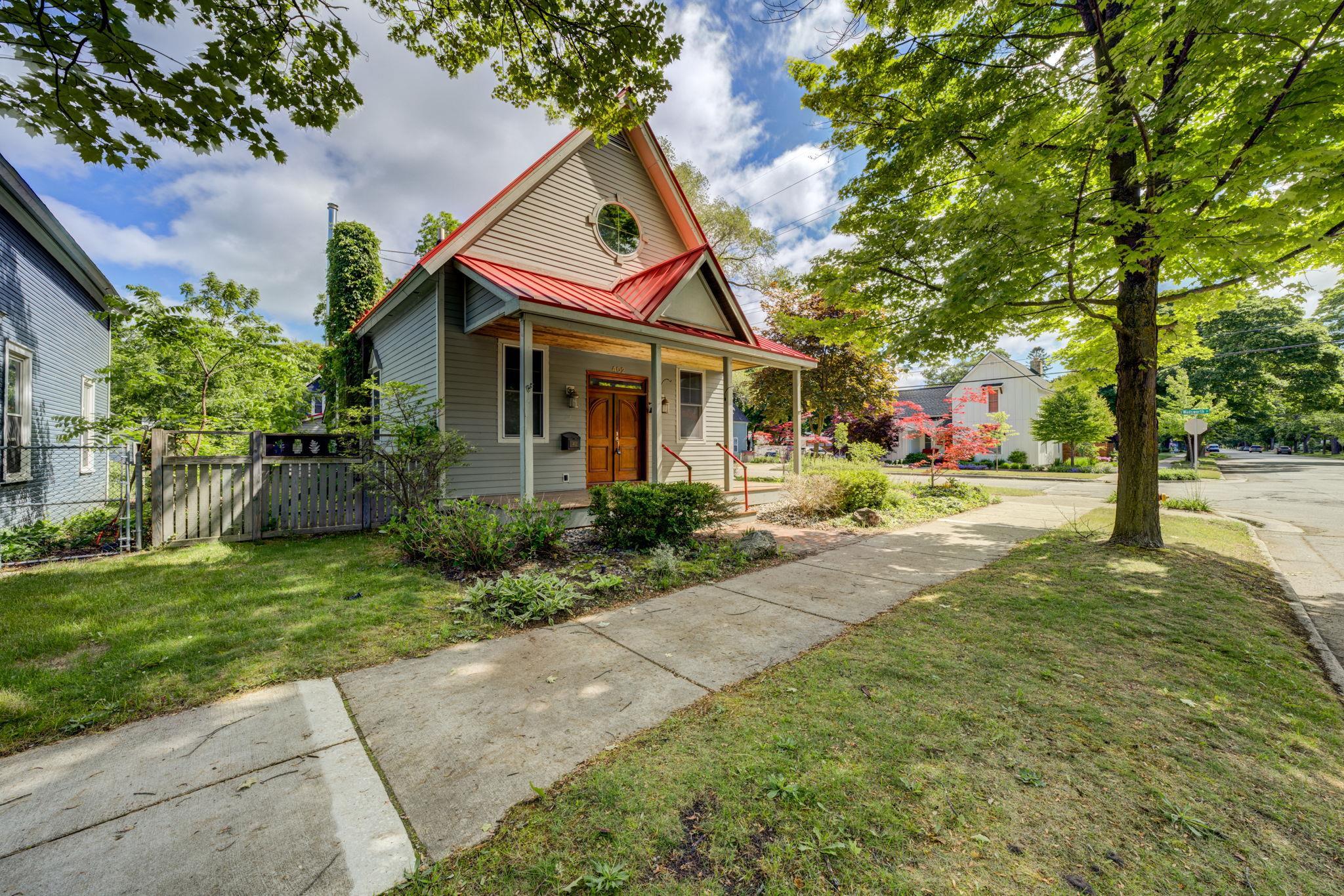402 W Tenth ST