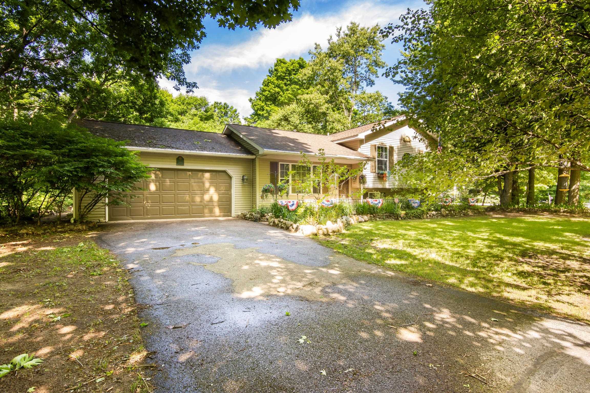 2494 Holland CIR