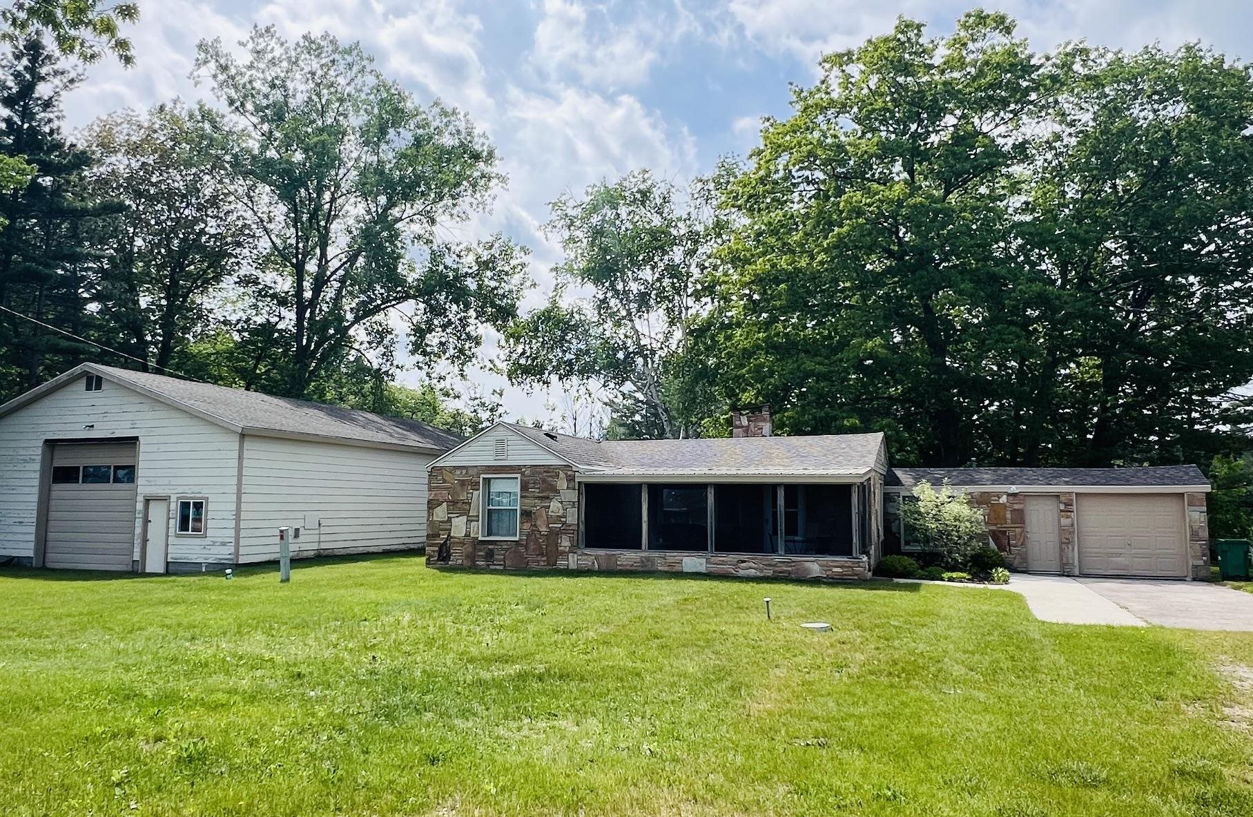 3325 N US-23 N