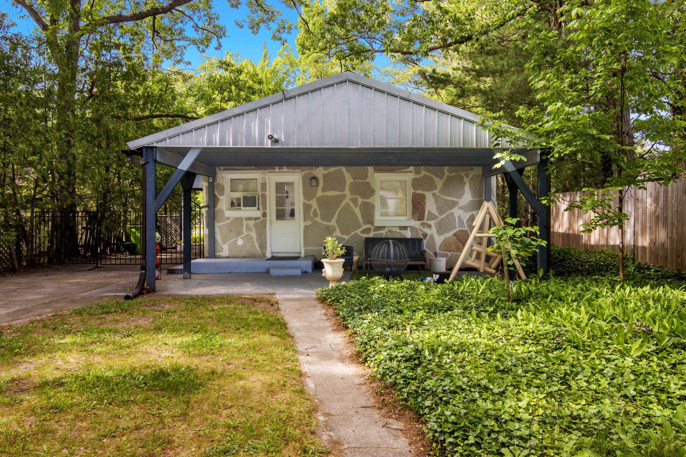 1024 Carver