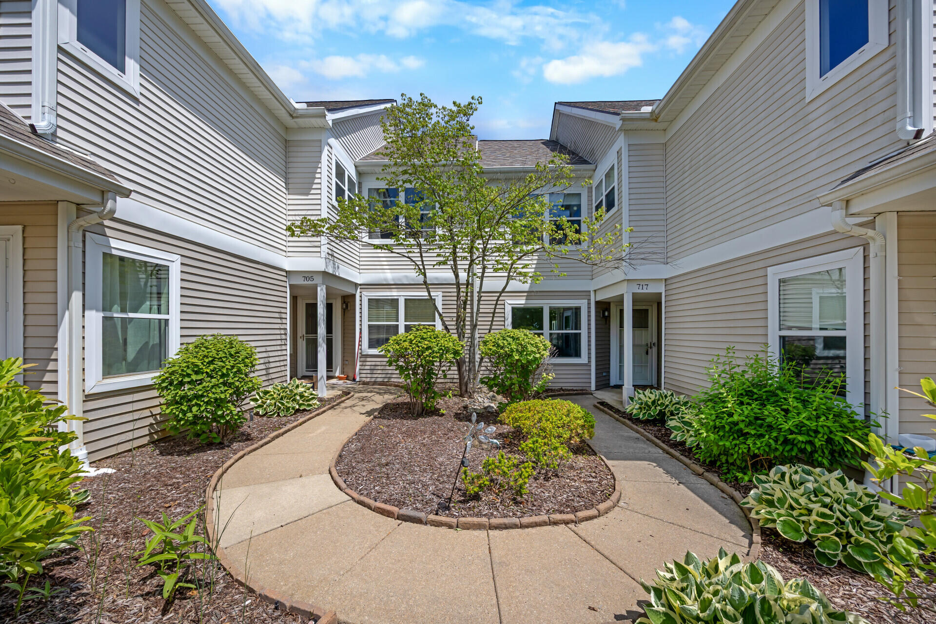 717 Fieldstone Circle W