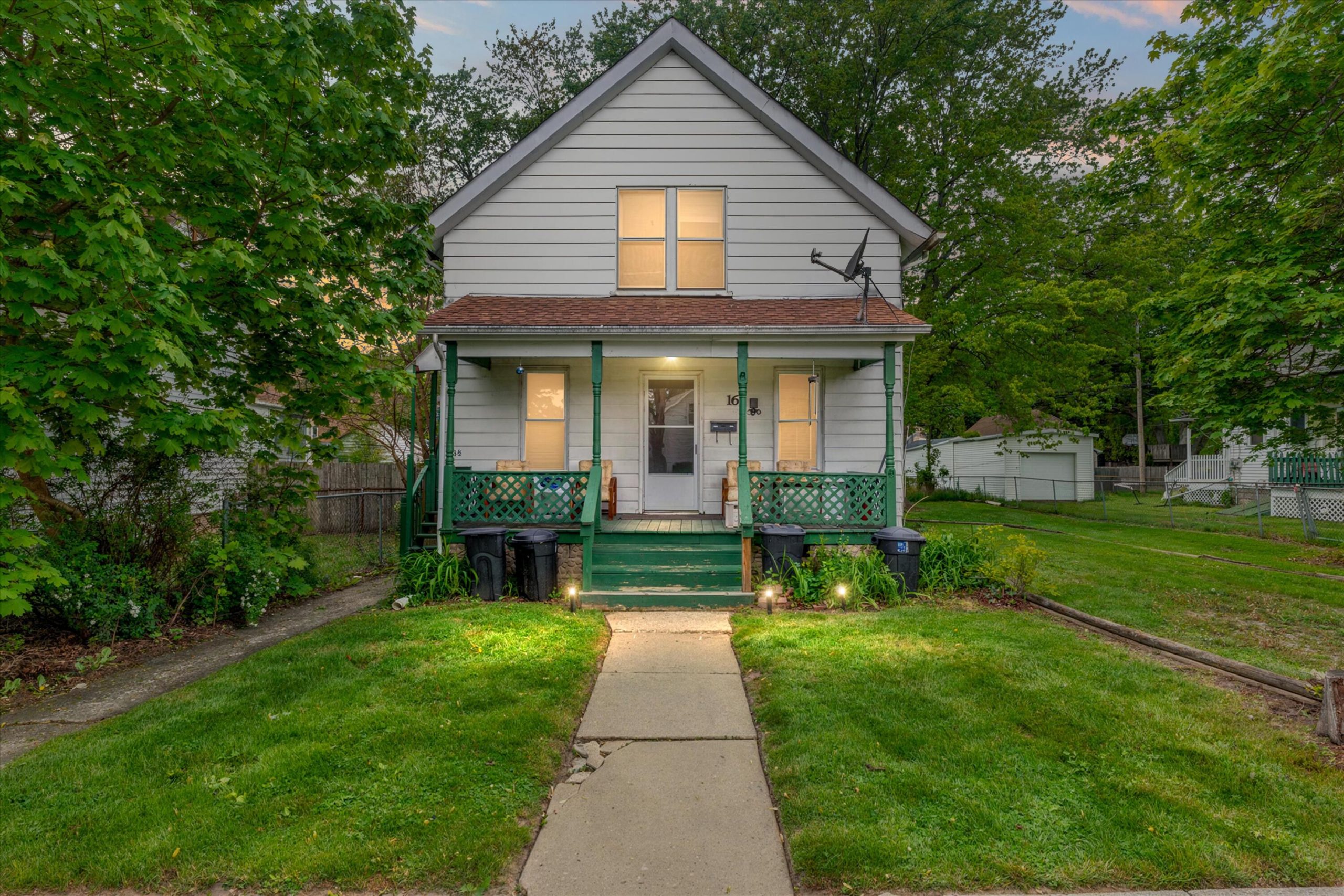 16 Leslie Street