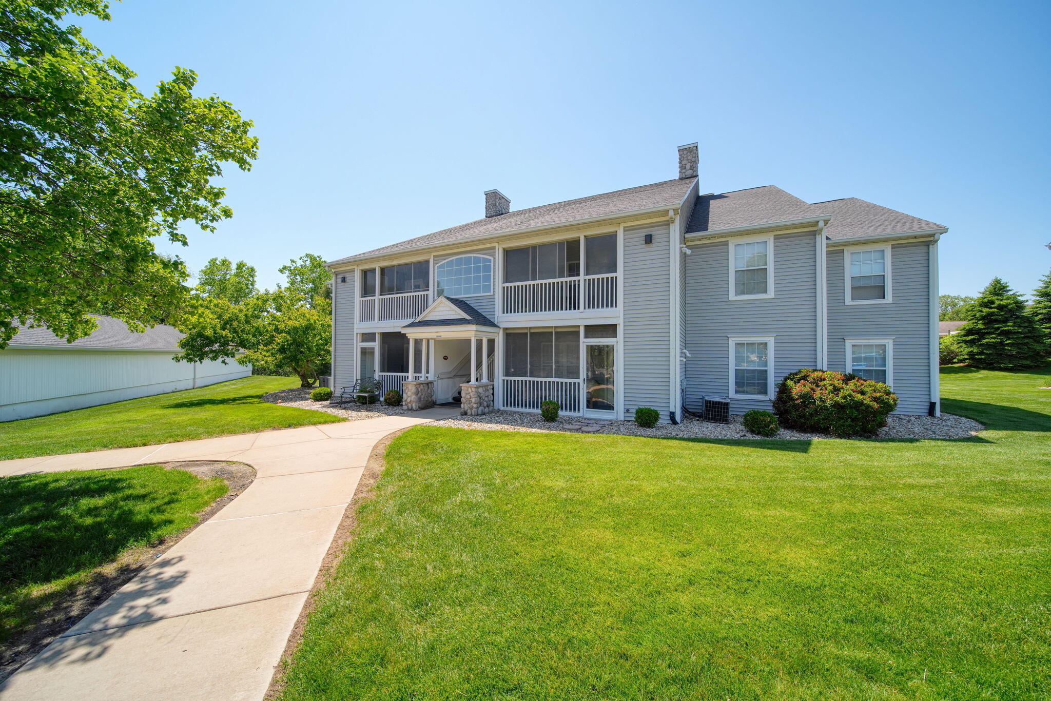 822 W Barrington Circle