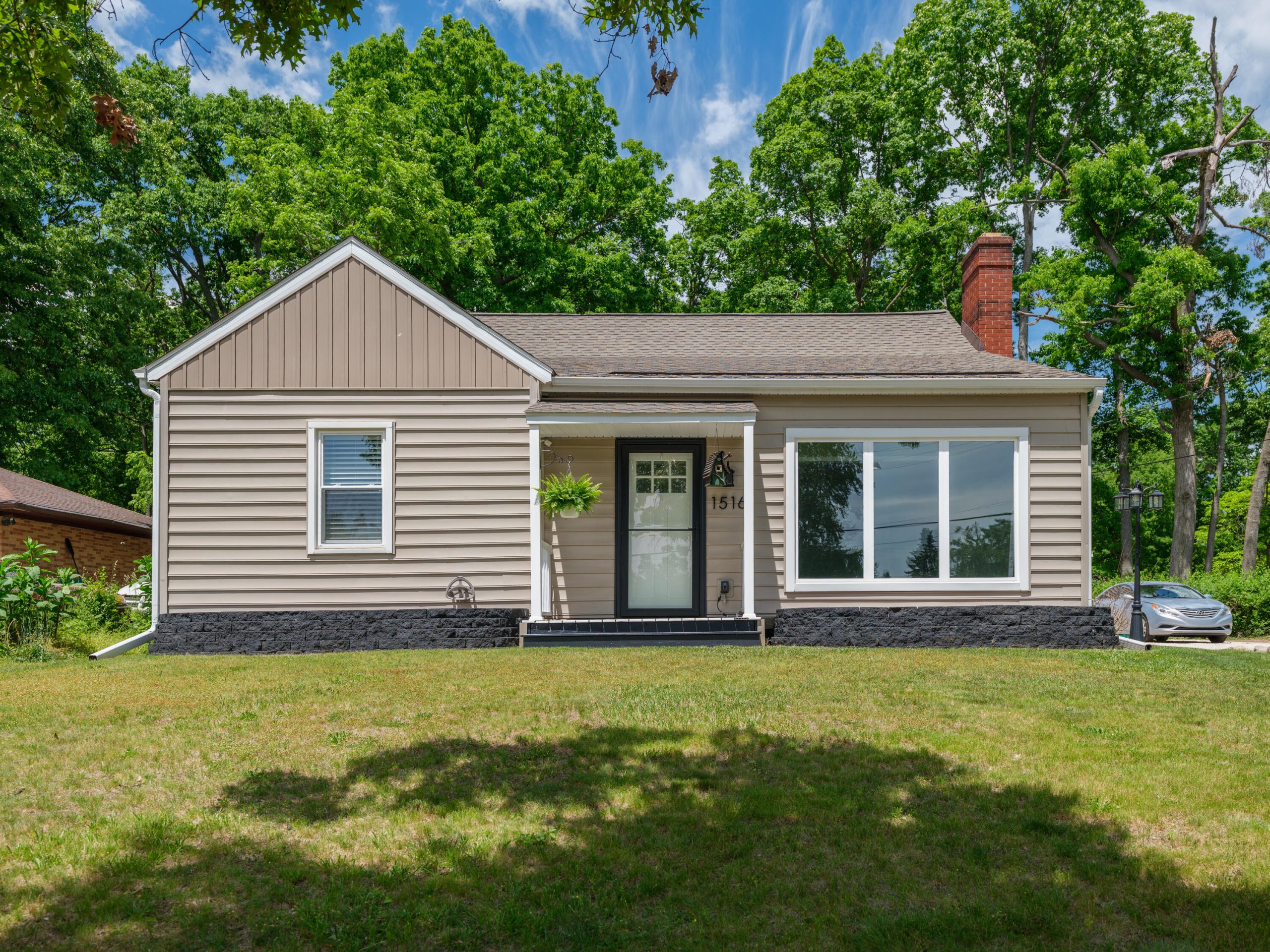1516 Romence Road