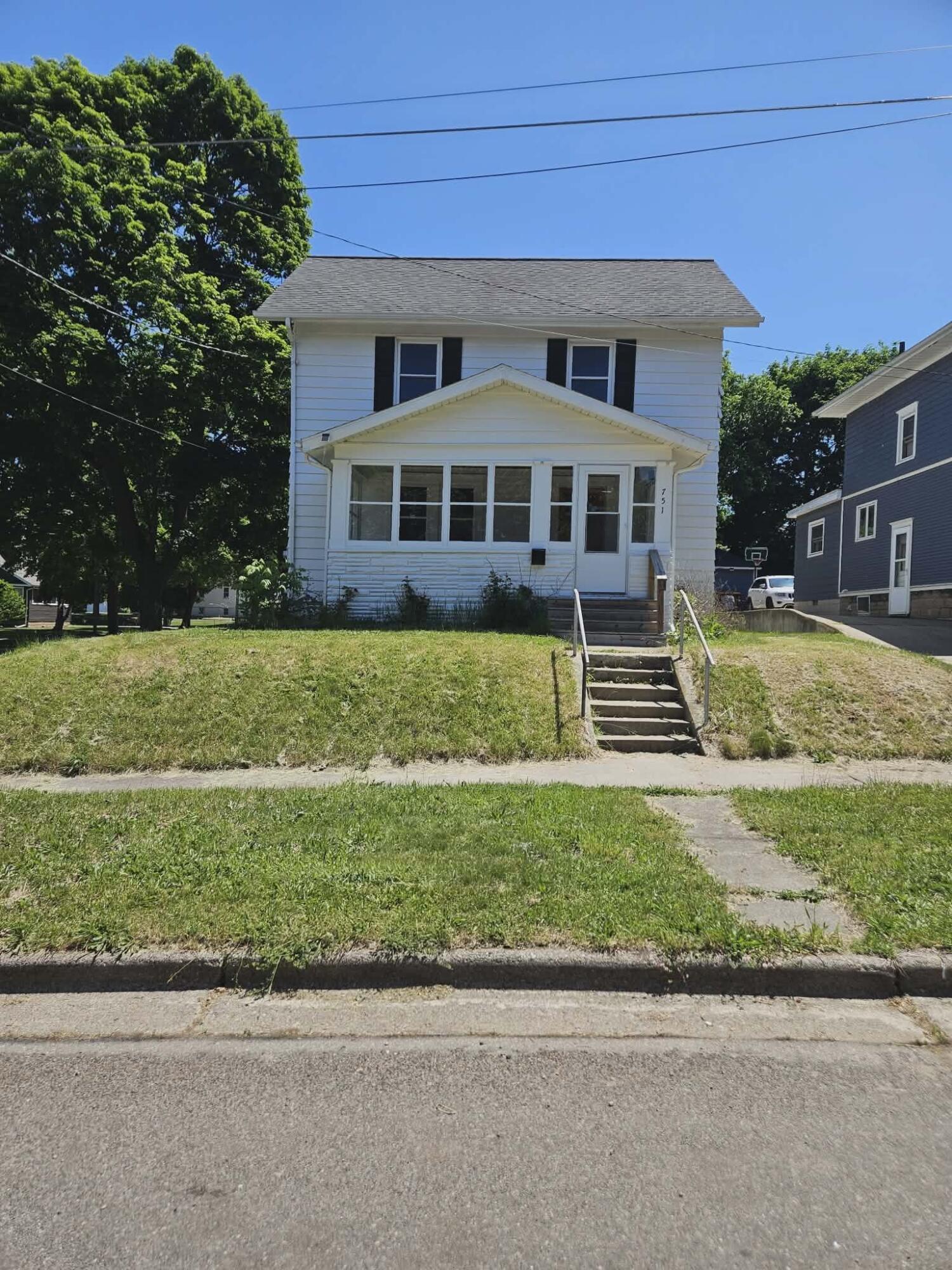 751 N East Avenue