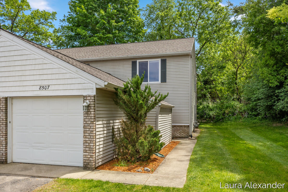 8507 Courtland Drive NE Building: 1 Unit: 4