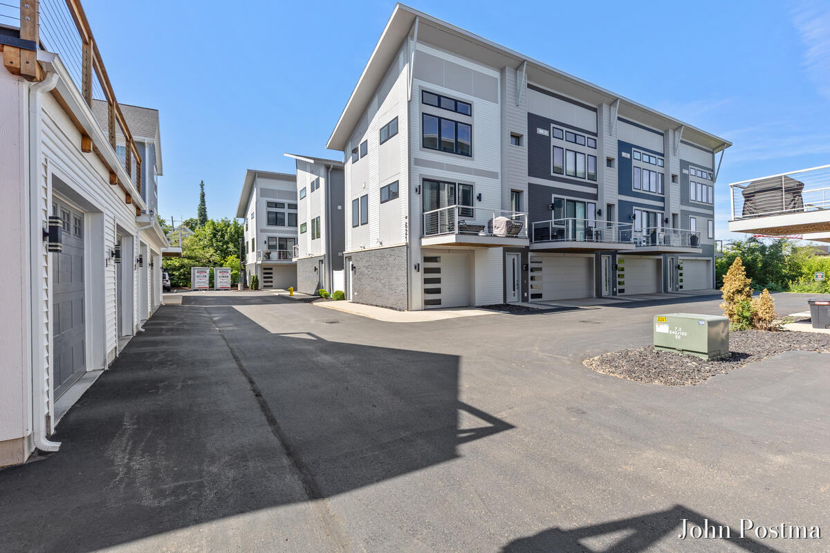 621 Fairview Avenue NE Unit: 1
