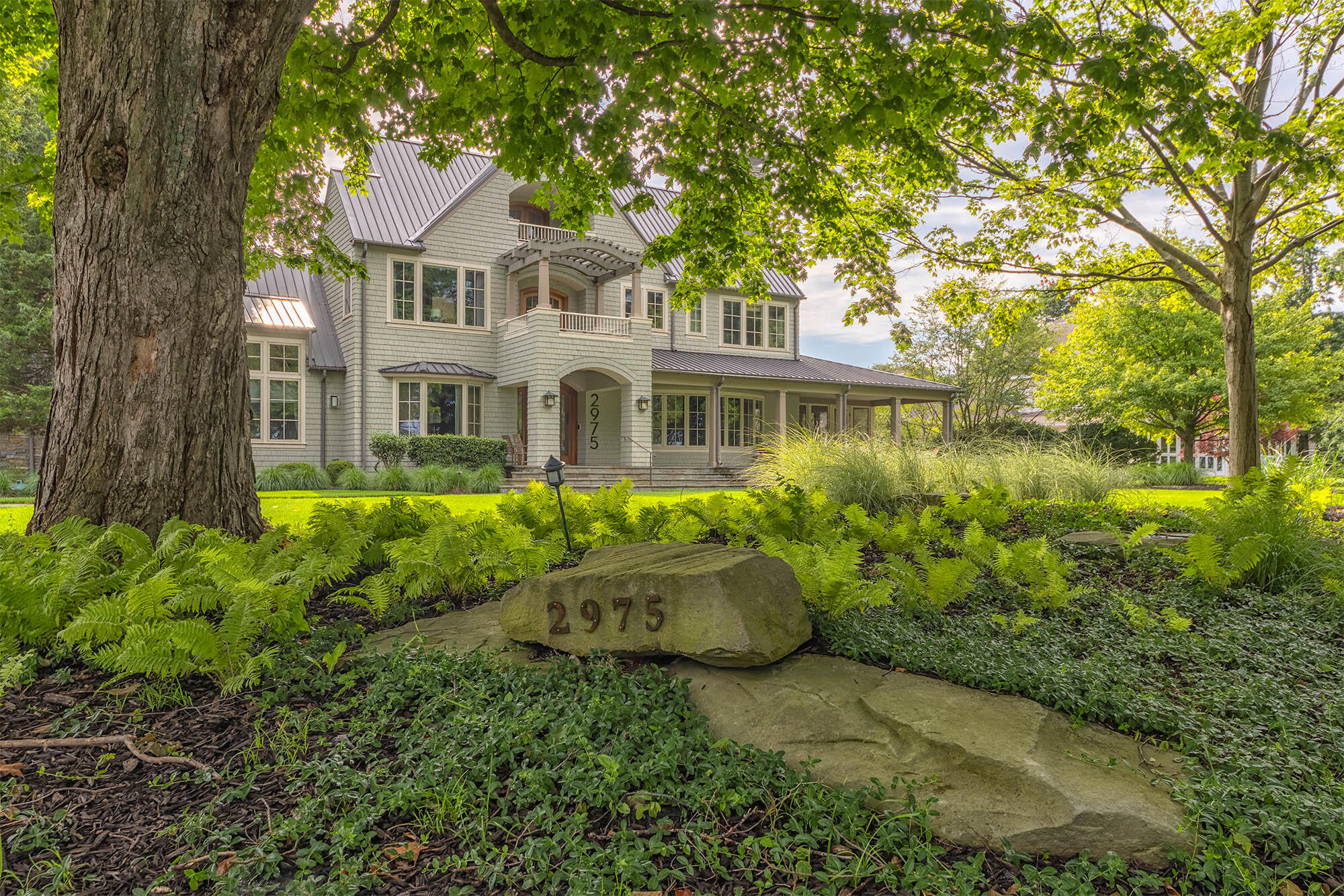 2975 Lakeshore Drive