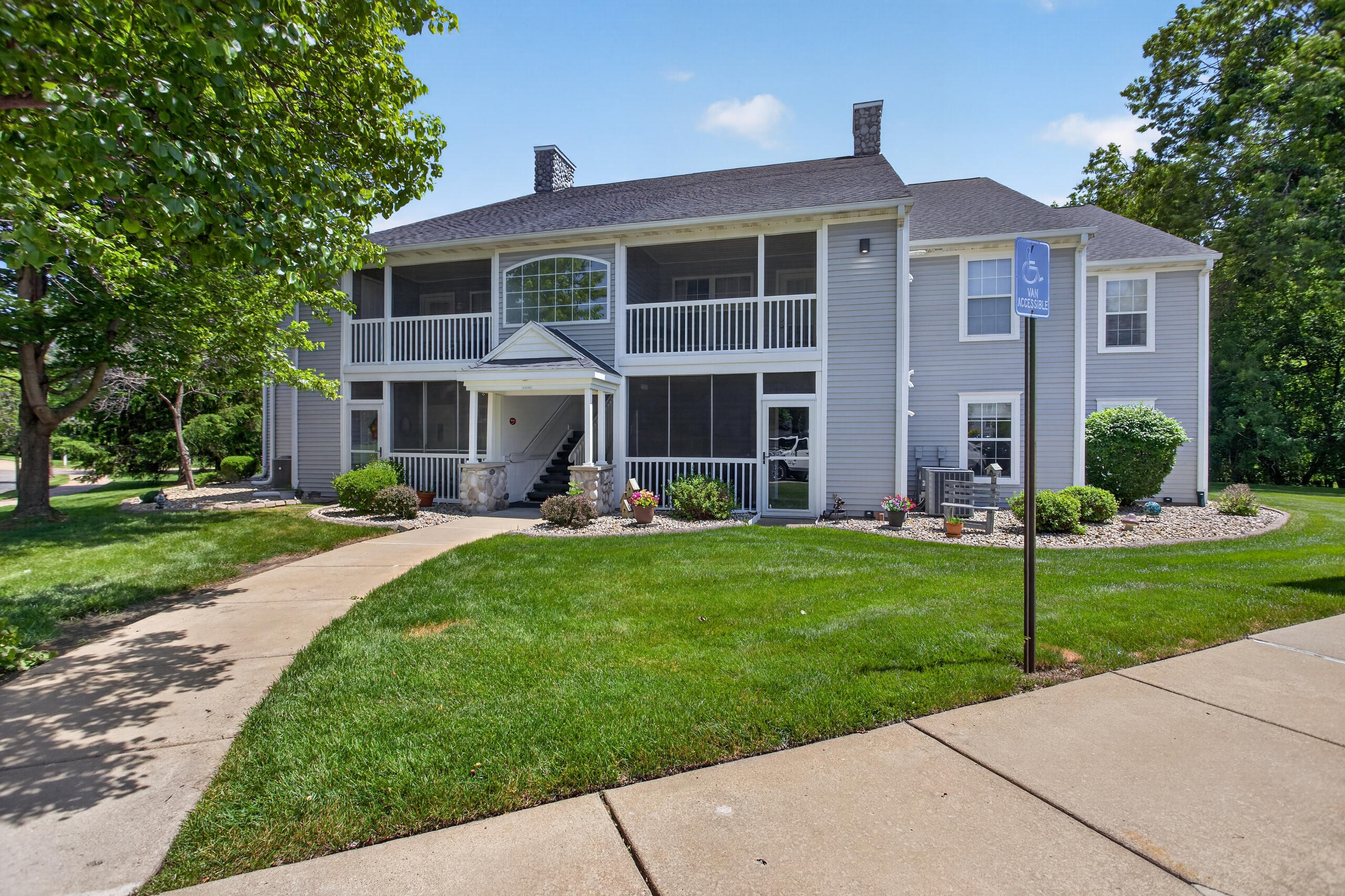 864 W Barrington Circle