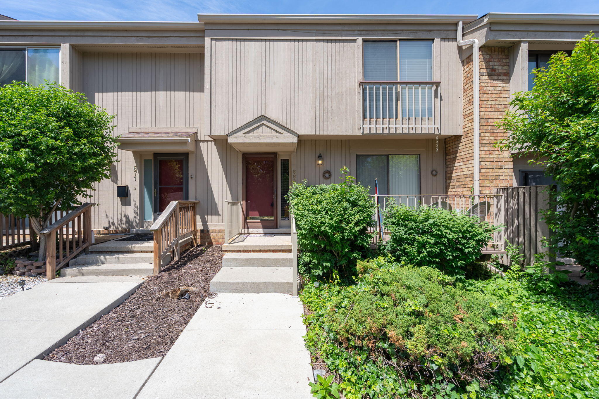 669 Oakbrook W