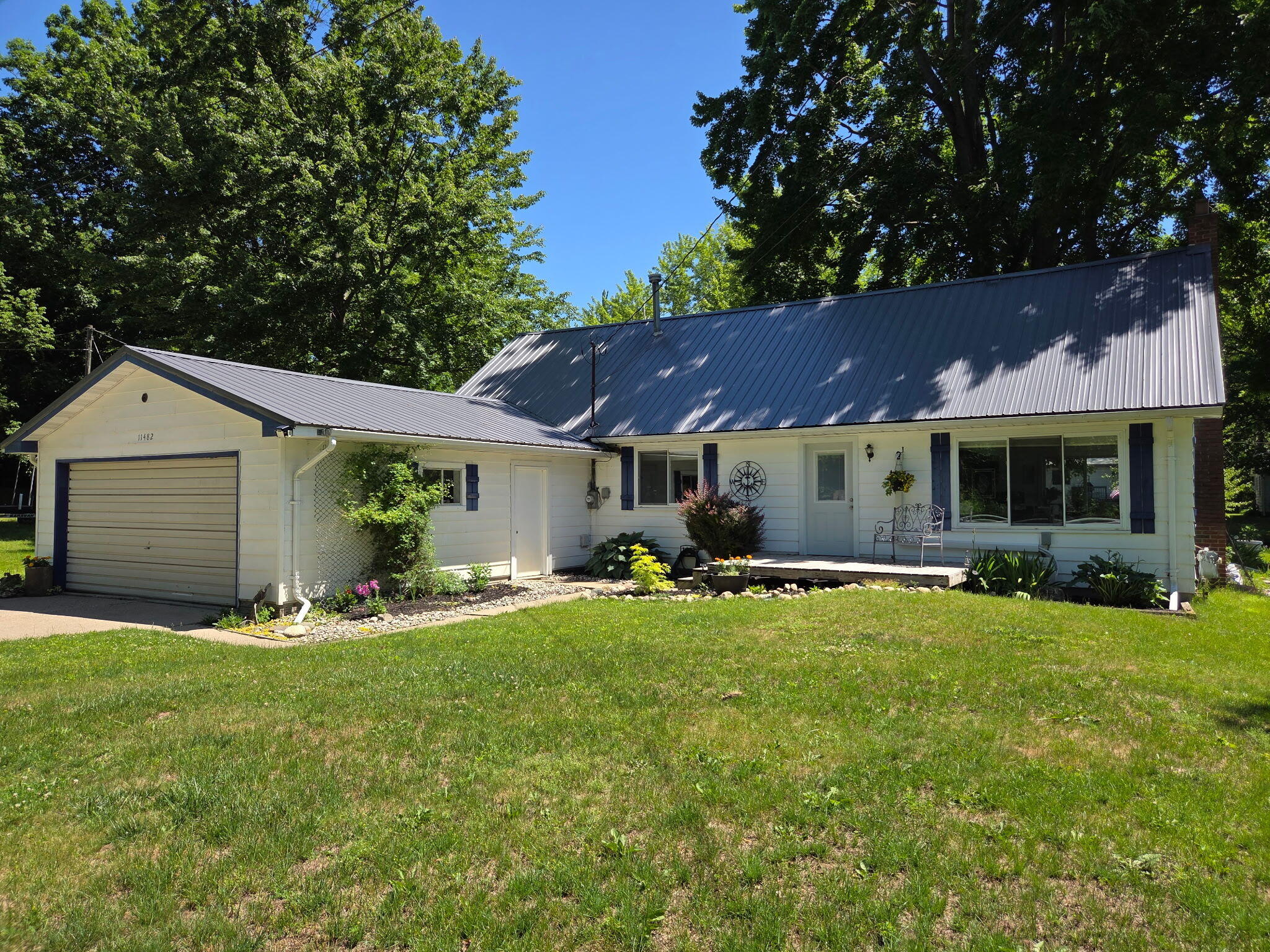 11482 Lakeshore Drive