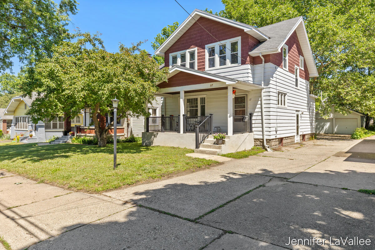 17 Burr Oak Street NE