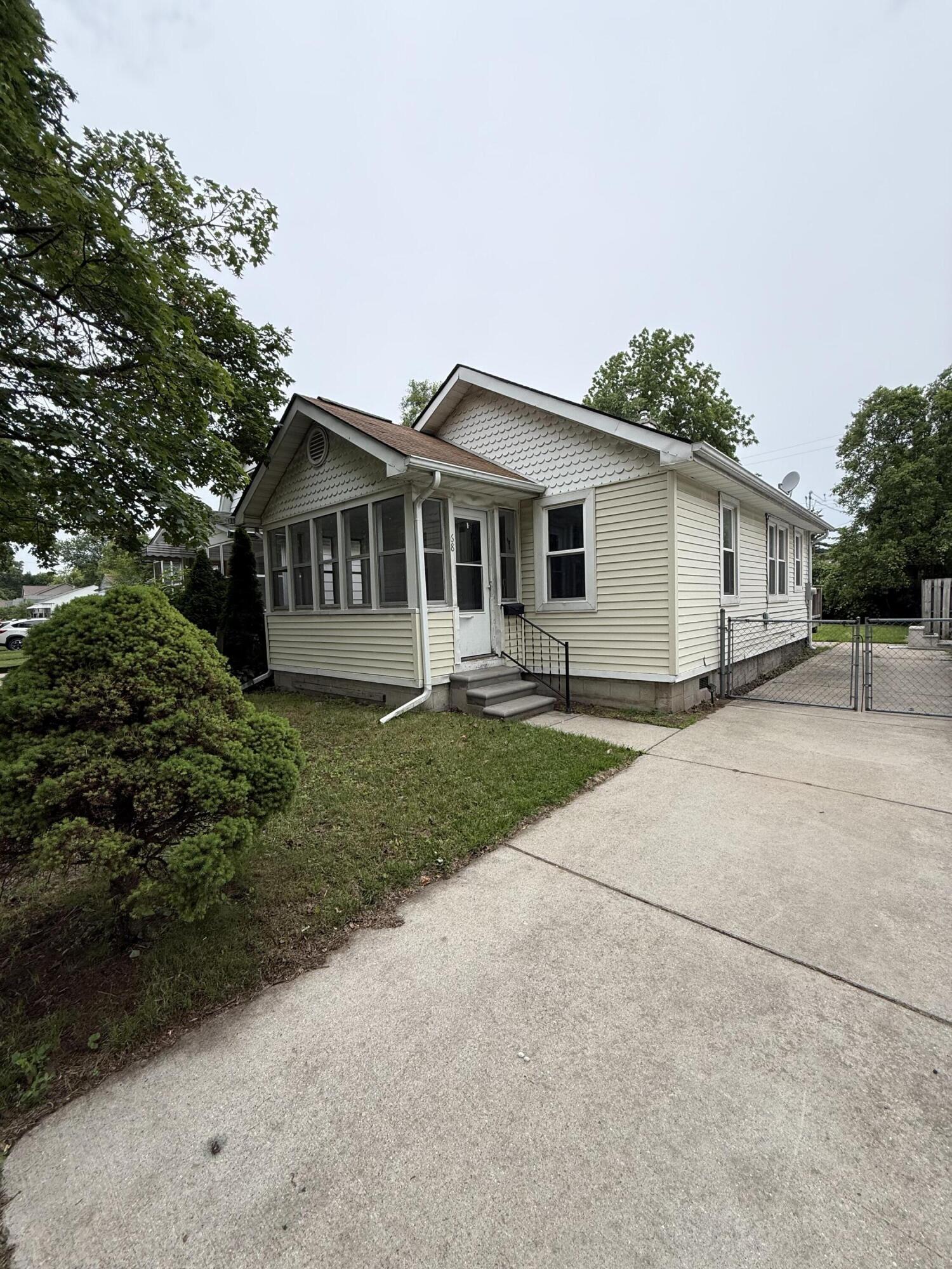 68 W Maxlow Avenue
