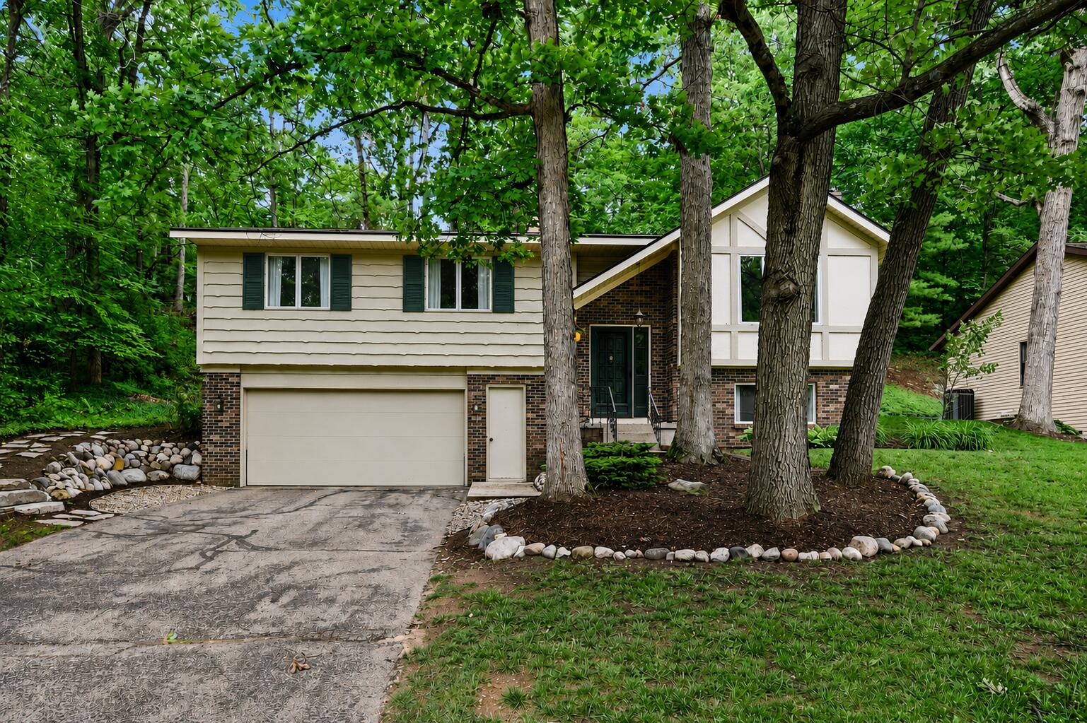 2121 Timberview Drive NE