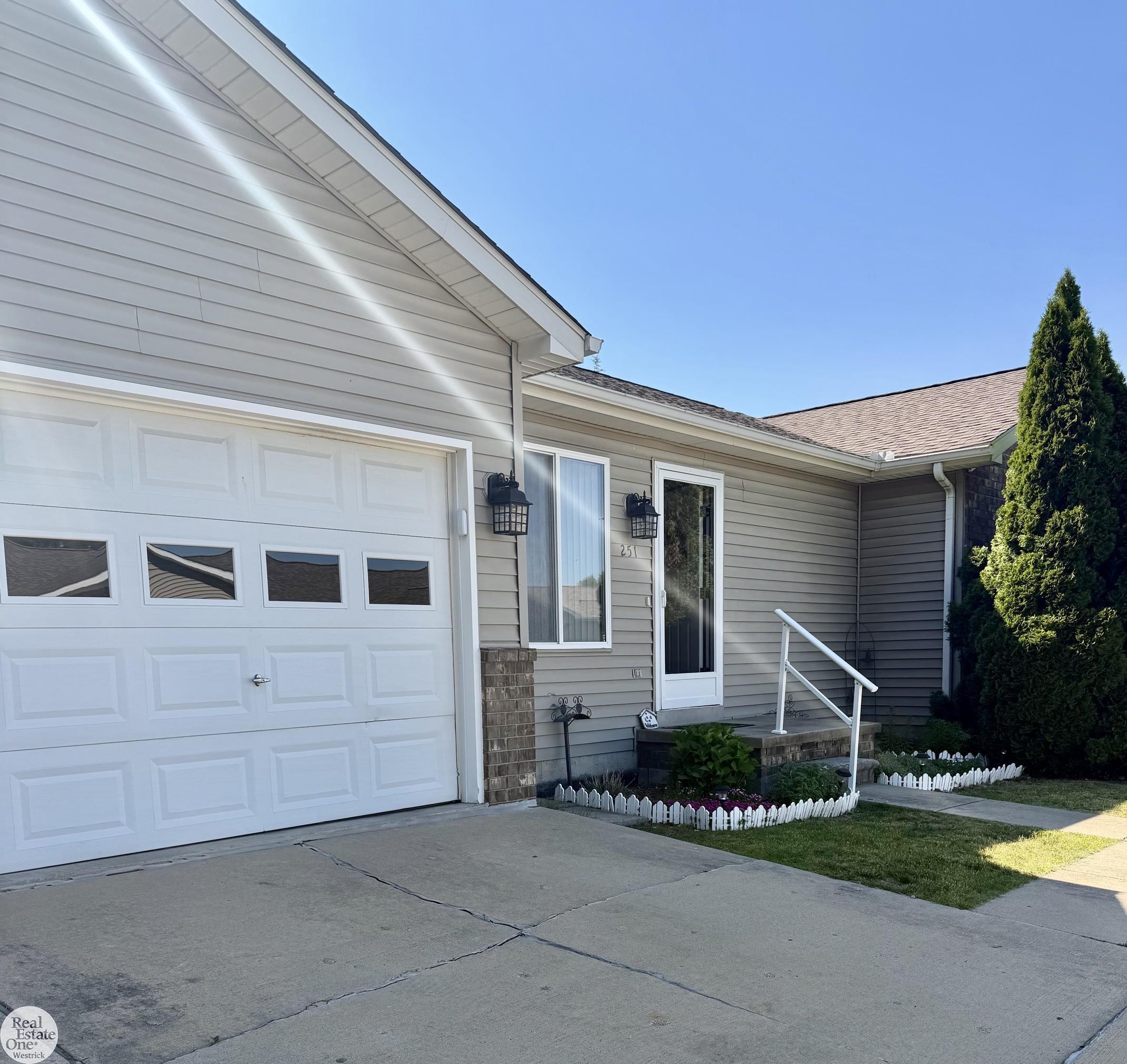 251 Huron LN