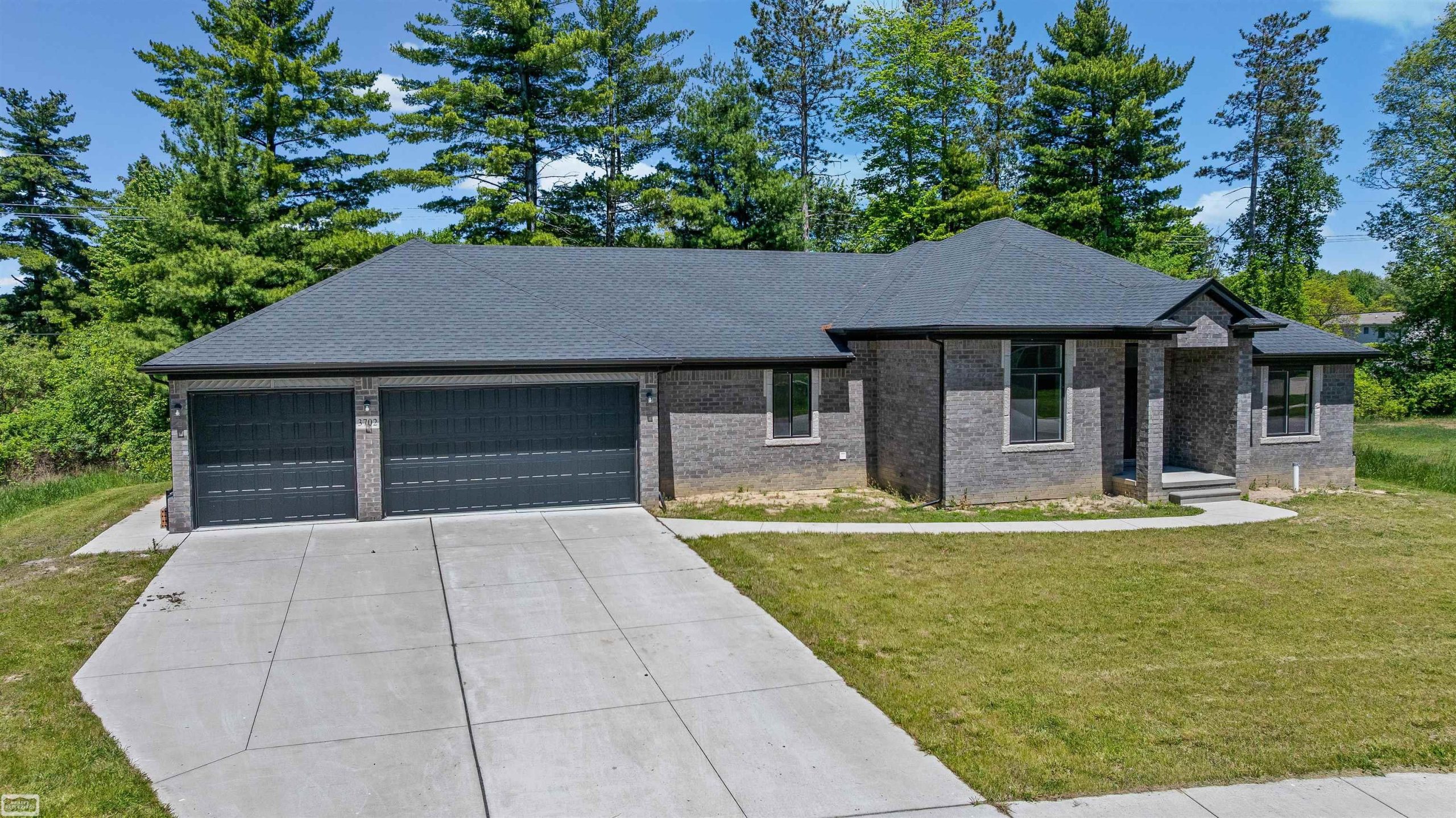 3702 N Athanasia