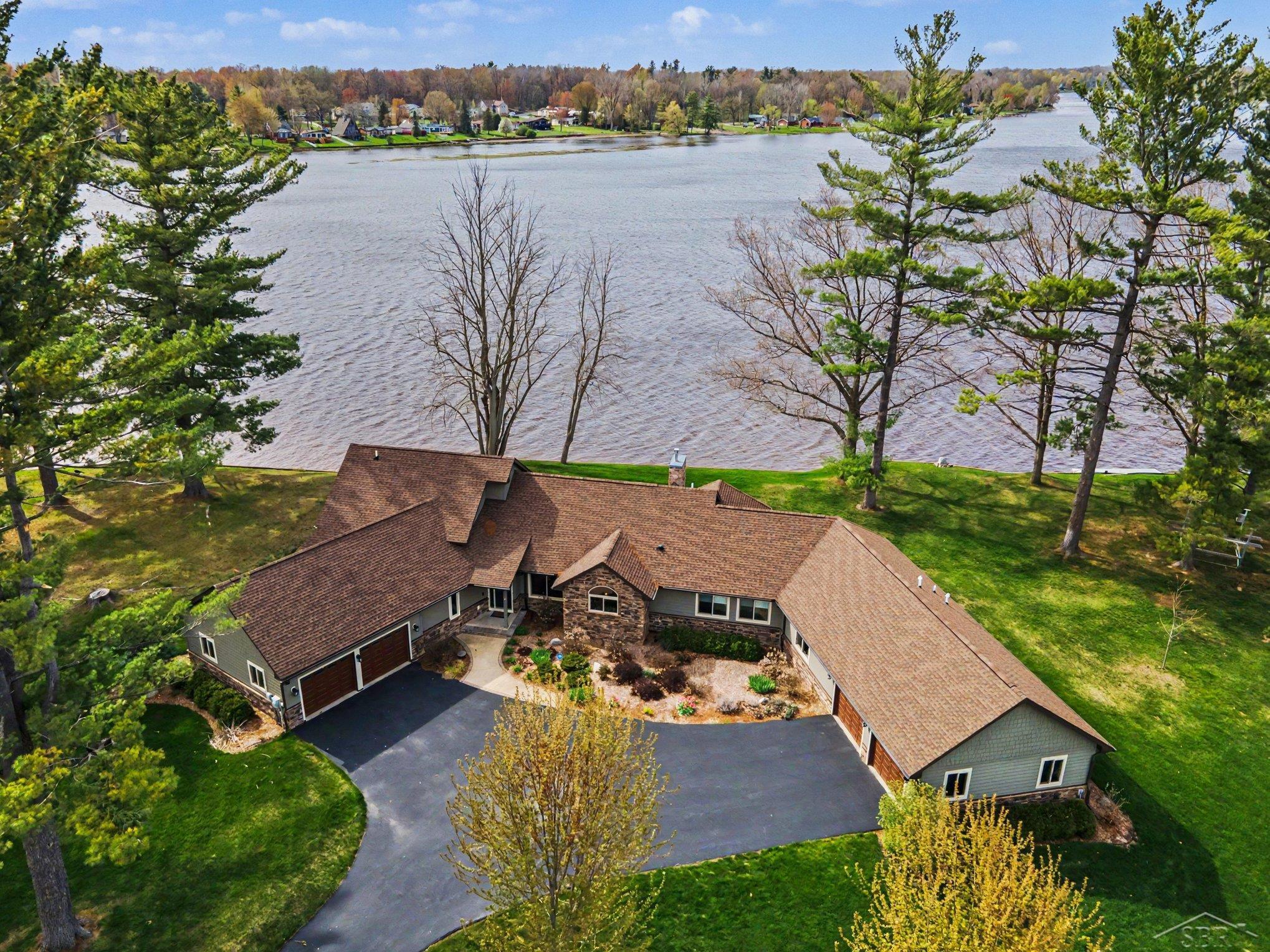 4589 N Island DR