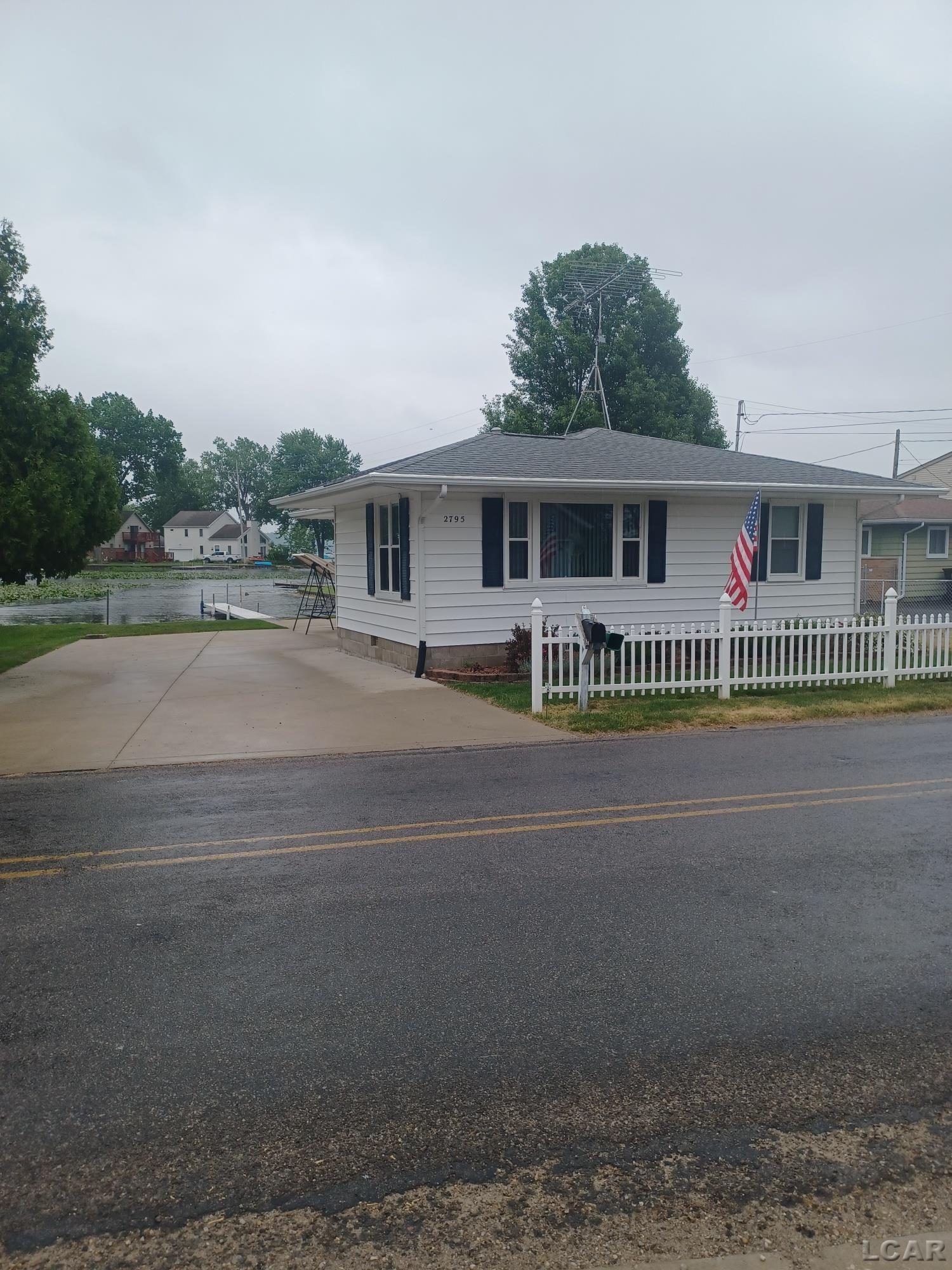 2795 Round Lake