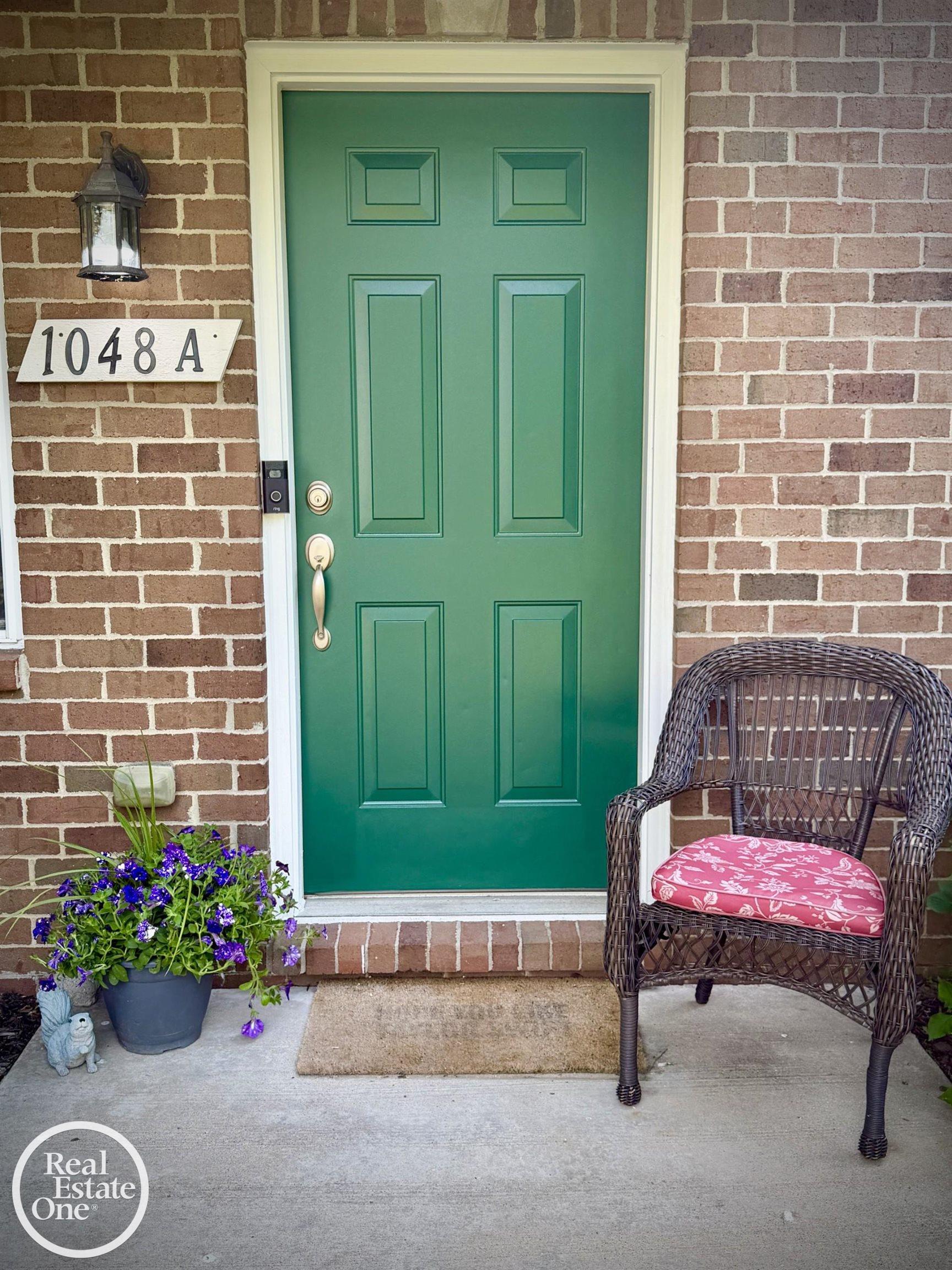 1048 Lakepointe ST