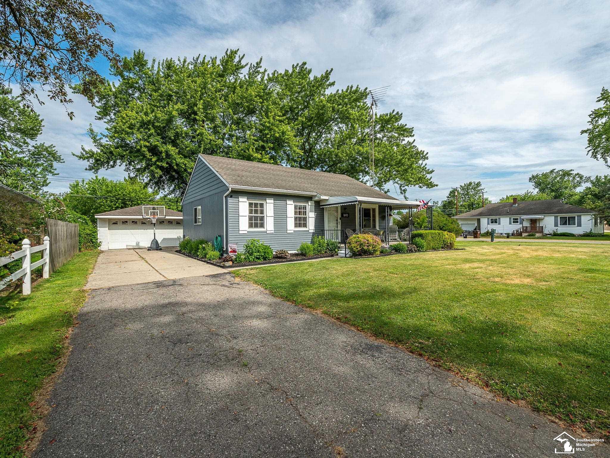 1693 Roman DR