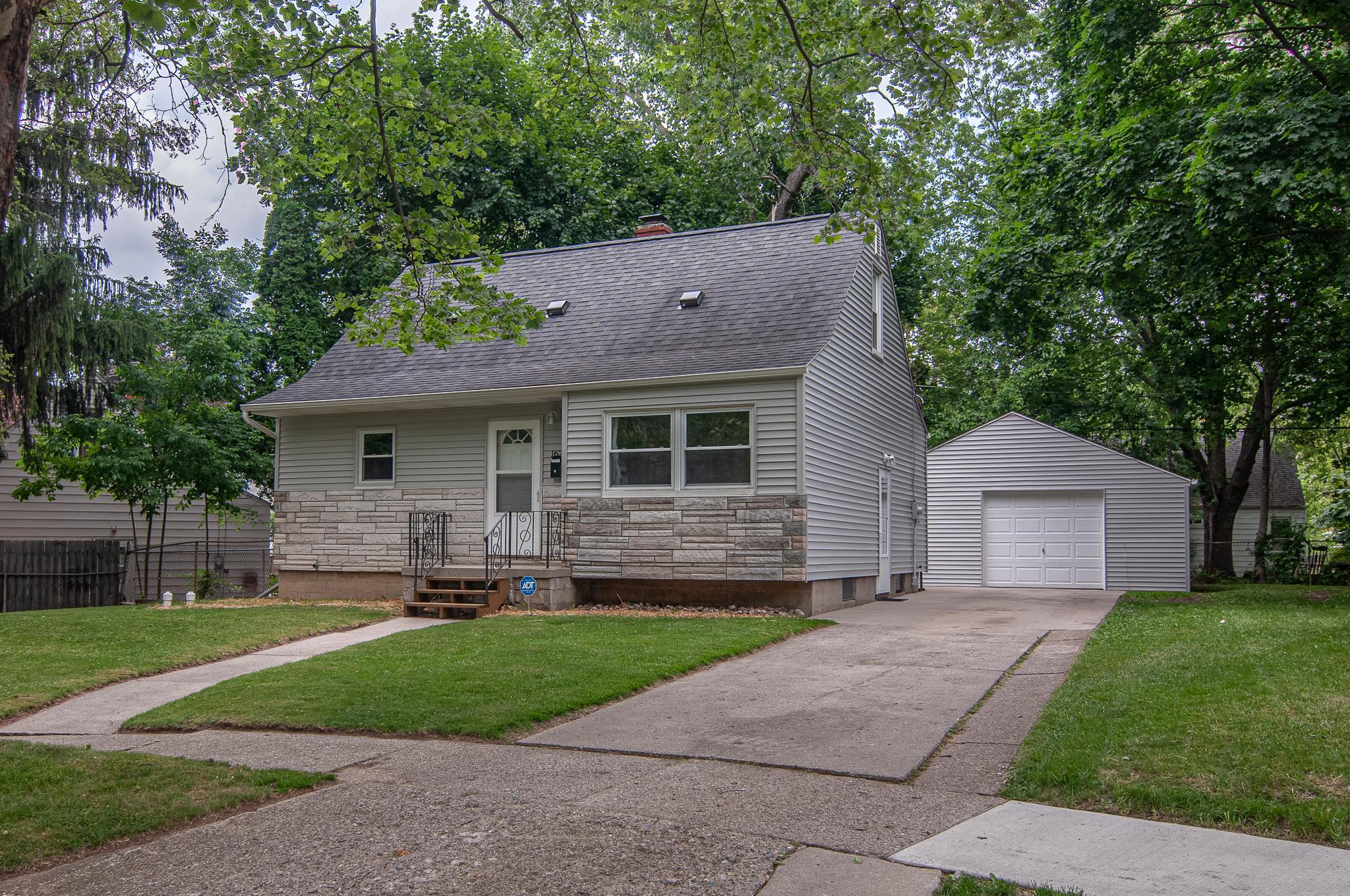 1621 Blackberry LN