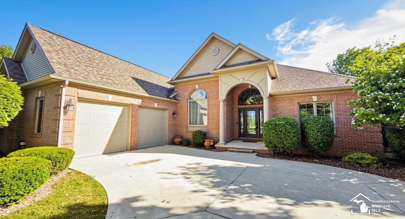 1009 Regents Park DR