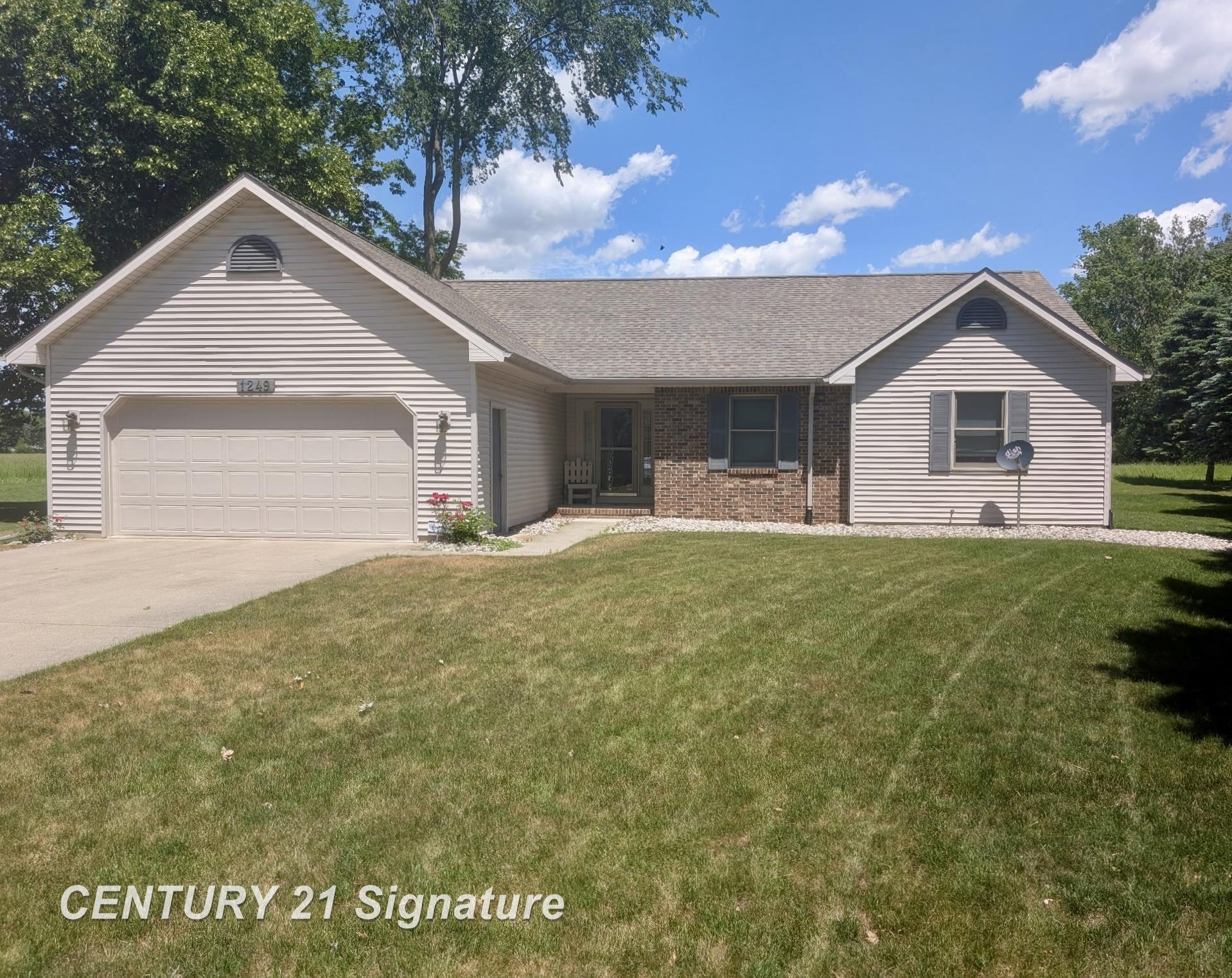 1249 E Oakdale CIR