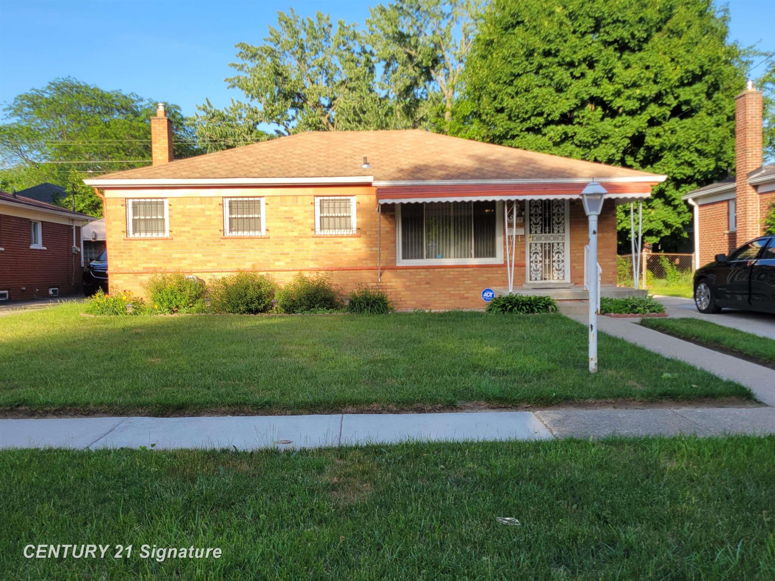 5521 Leslie DR