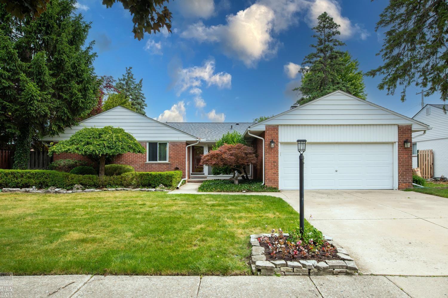930 E Crescent