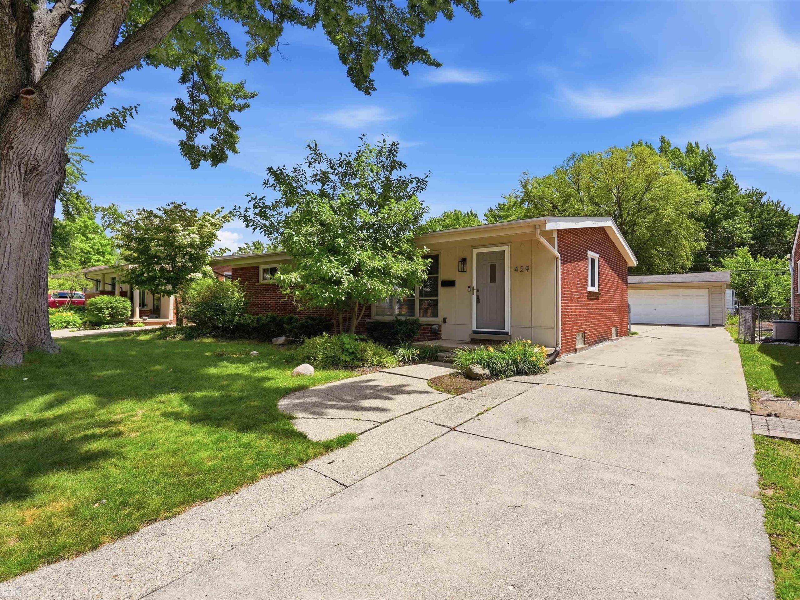 429 W Bloomfield AVE