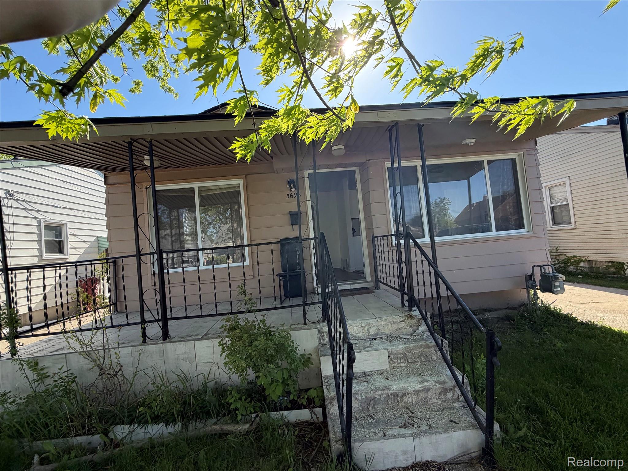 5698, Greenview, Detroit, Michigan, 48228