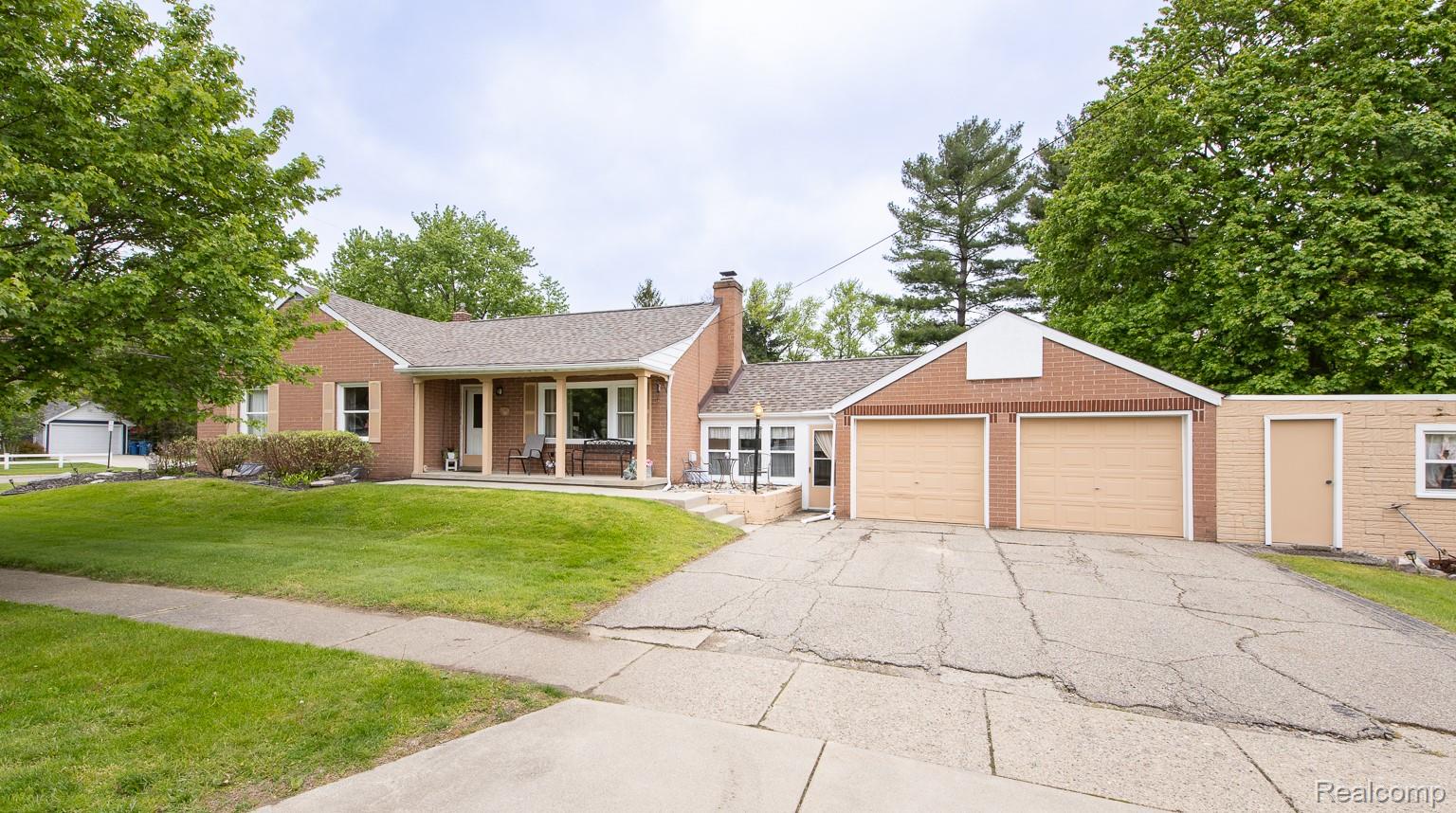 202, Park, Holly, Michigan, 48442