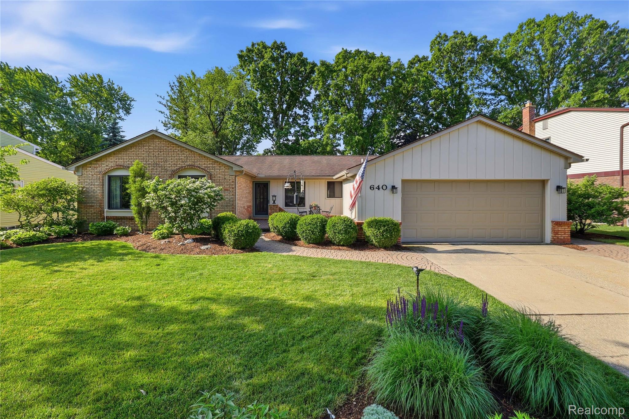 640, Longfellow, Troy, Michigan, 48085